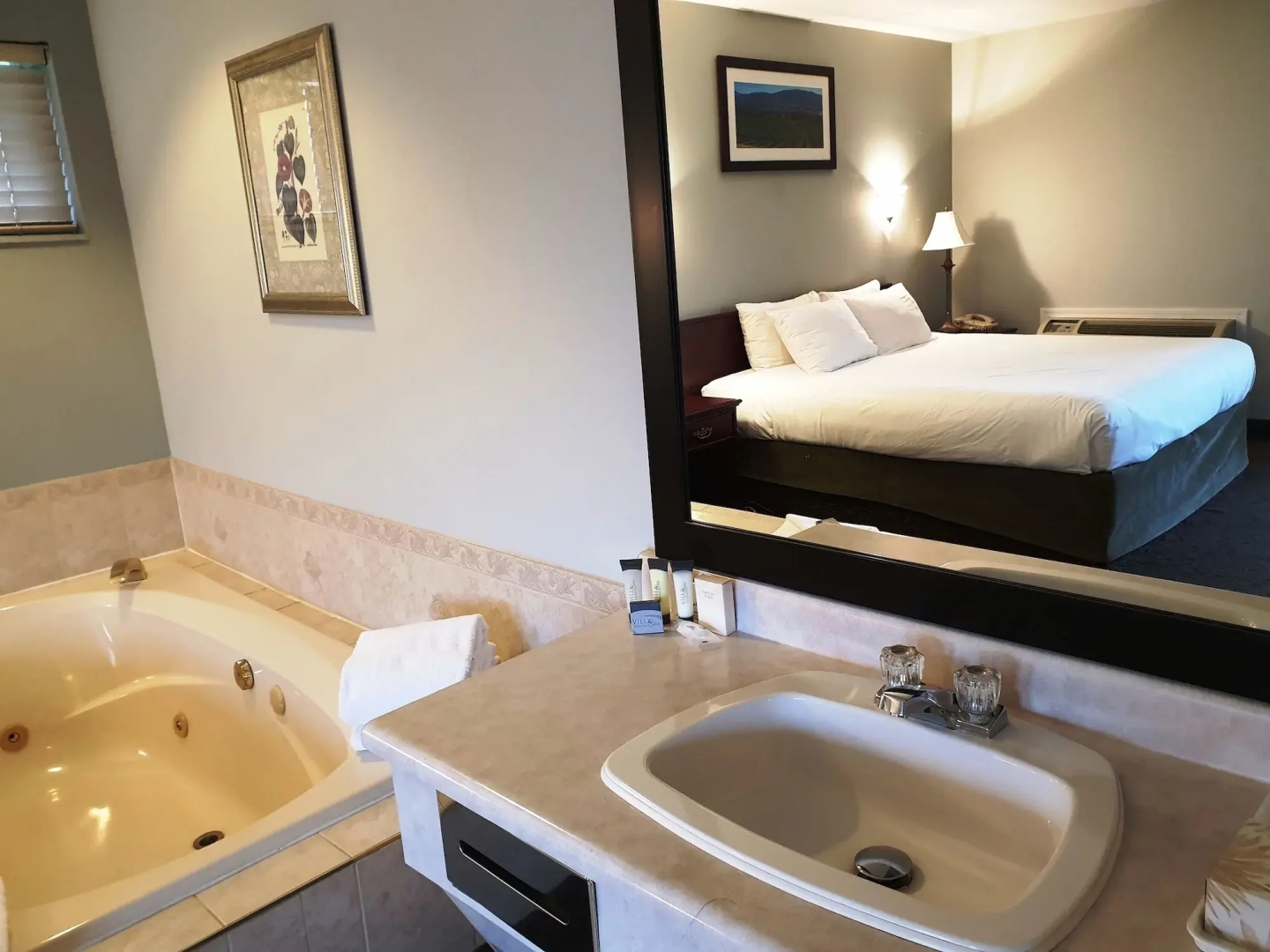 Riverland Inn & Suites