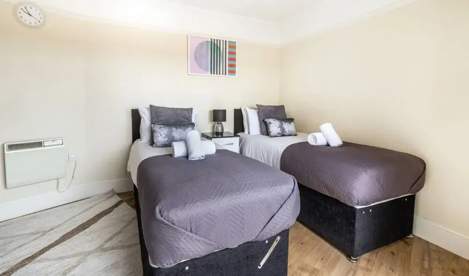 2 Bed Apartment Sleeps 5 - Free Parking, Balcony