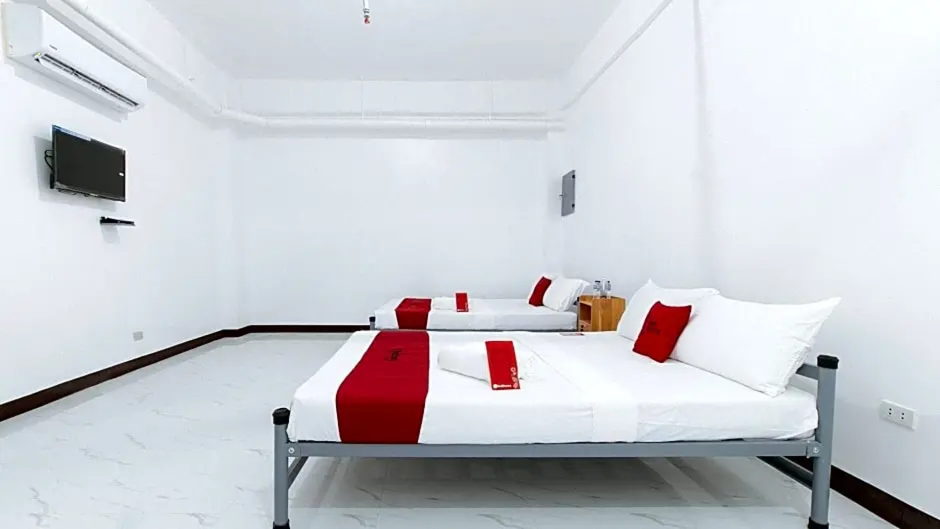 RedDoorz @ Don Martie Beach House Naic Cavite