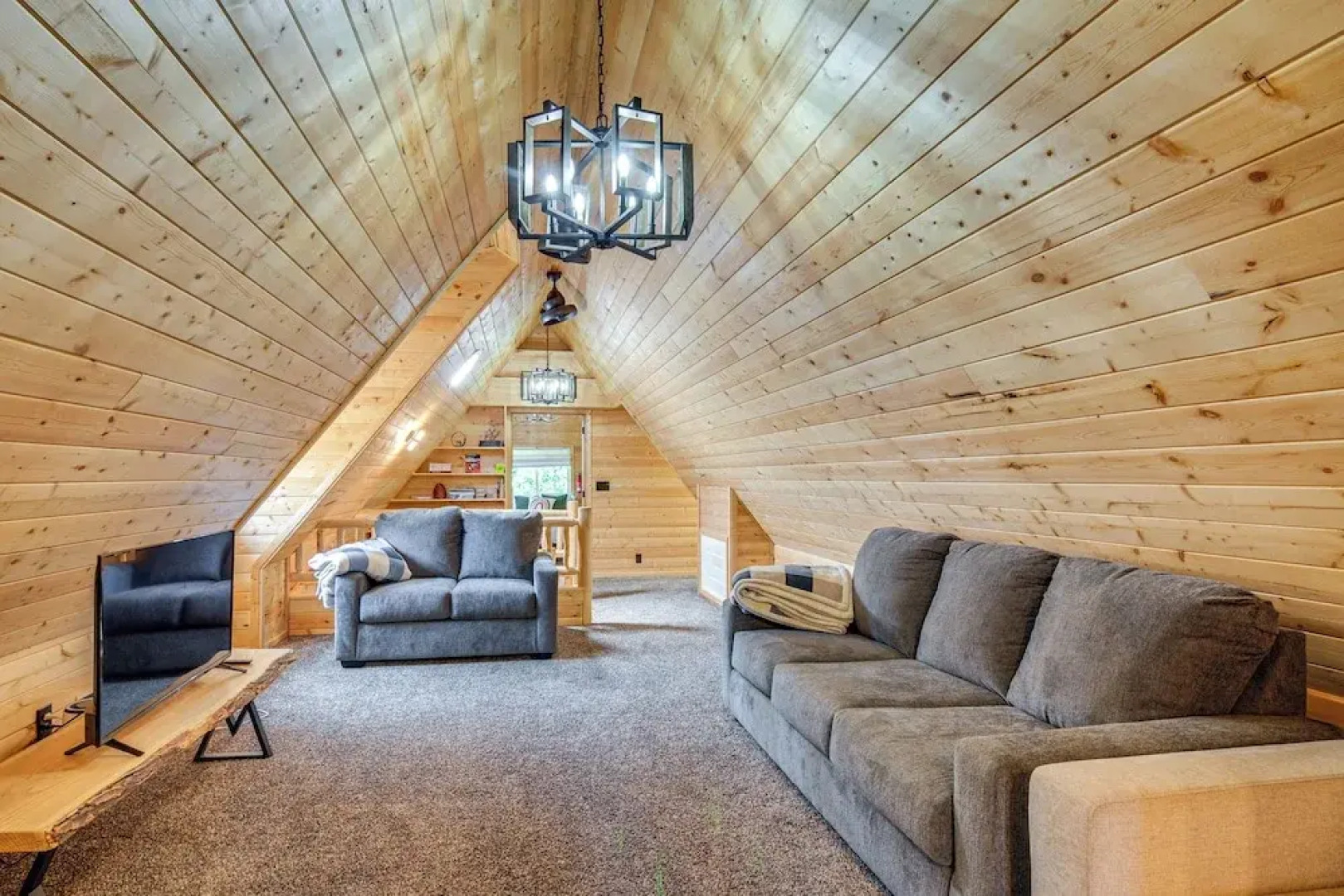 Inviting Utah Cabin w/ Spacious Deck + Fireplace!