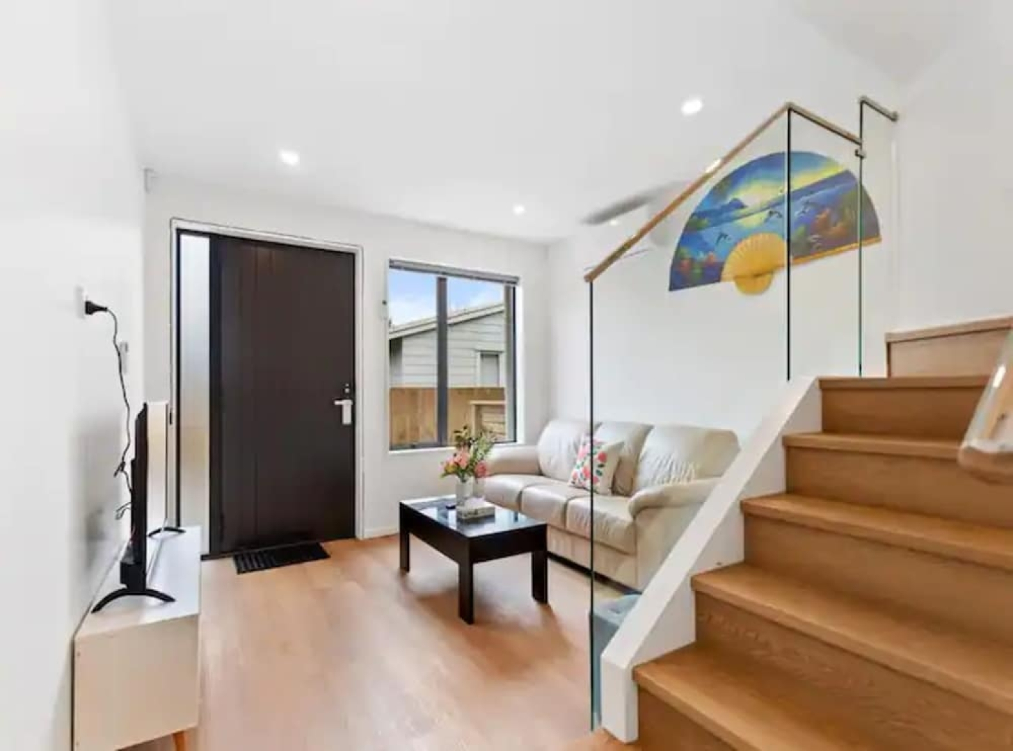 Cheerful Three Bedroom Townhouse With Parking