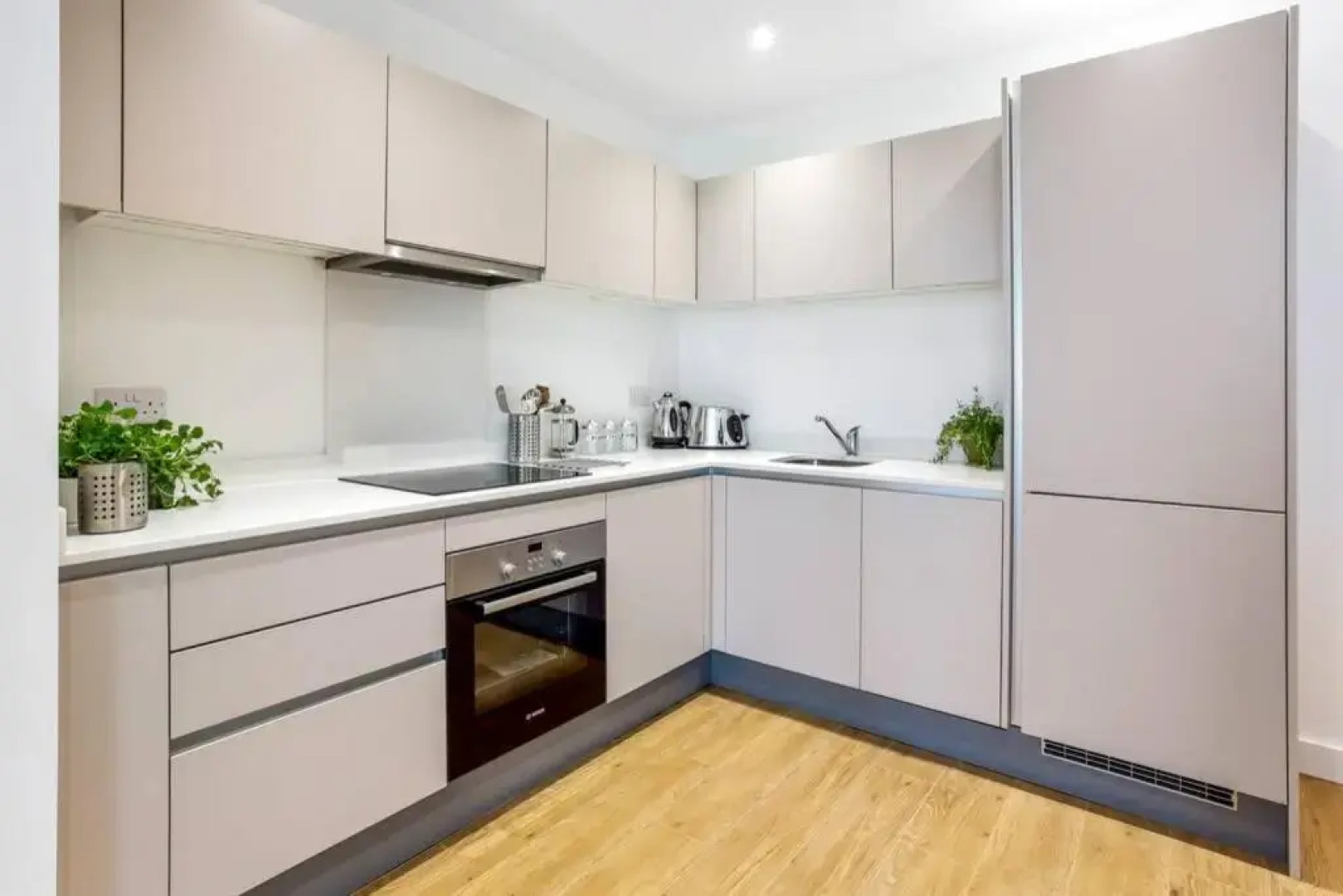 Stunning 2 Bed/2 Bath In Town Centre & Parking!