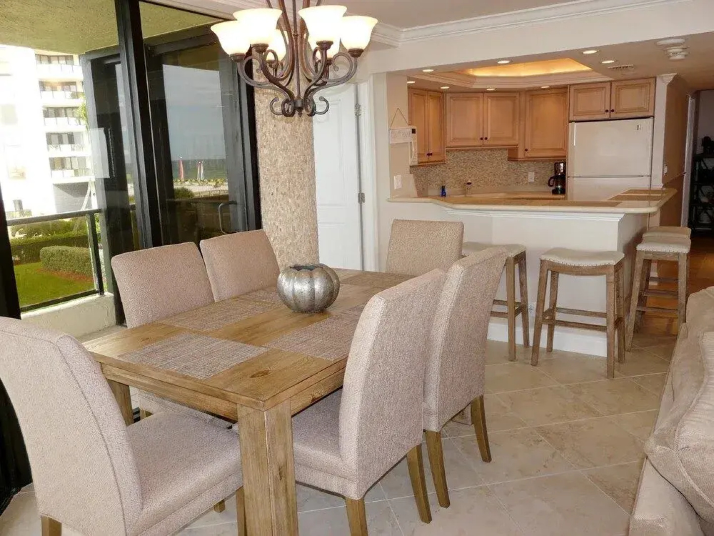 Stylish Beachfront Condo With Spa/pool and Ocean Views