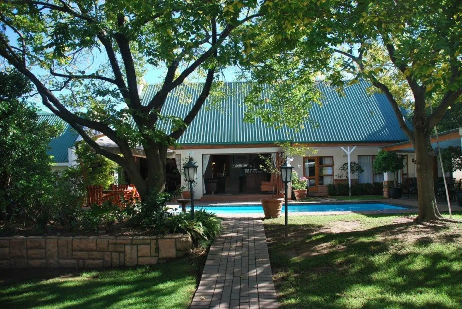 Sunninghill Guest Lodge