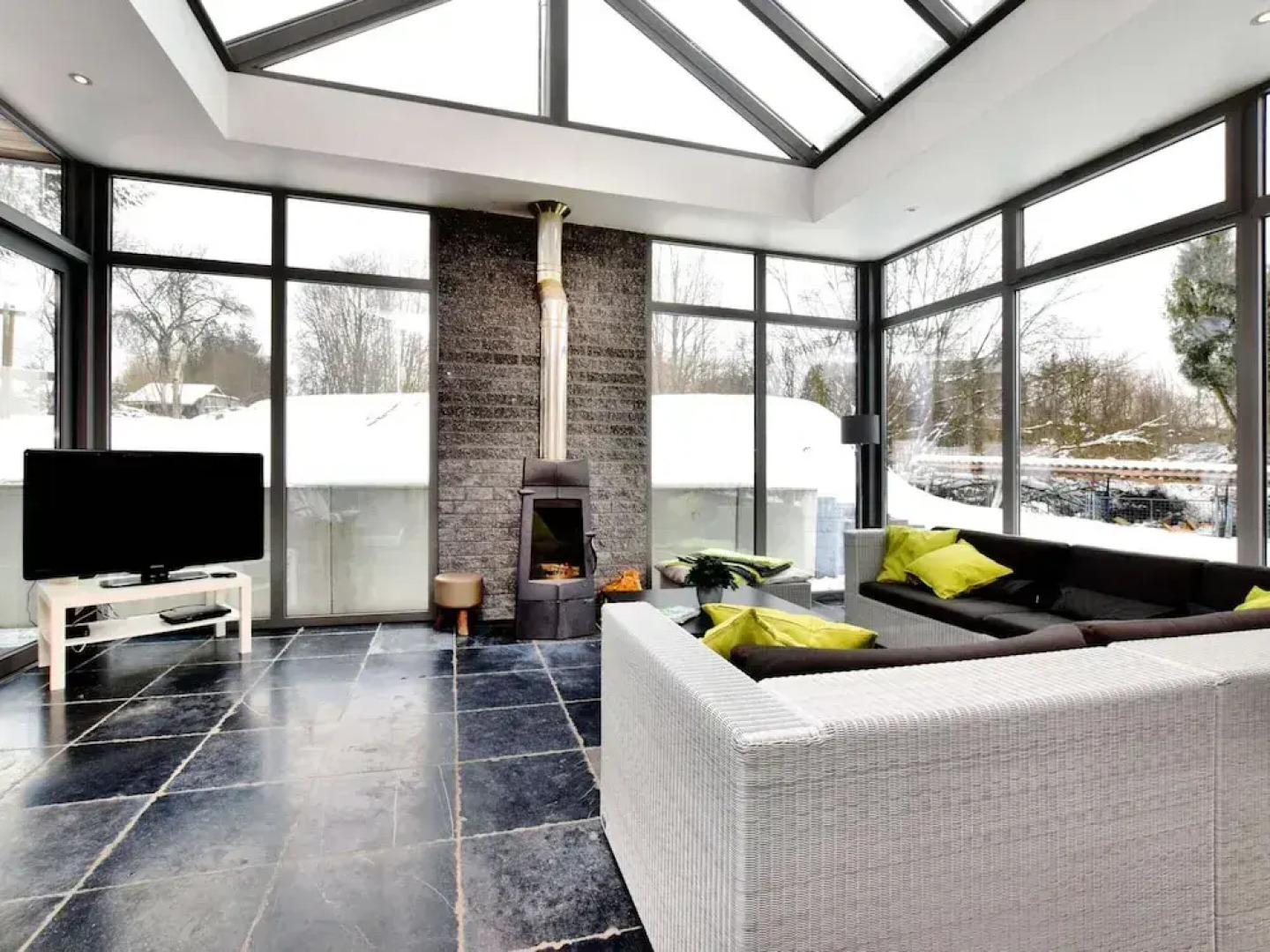 Luxurious Holiday Home in Courtil with a Jacuzzi