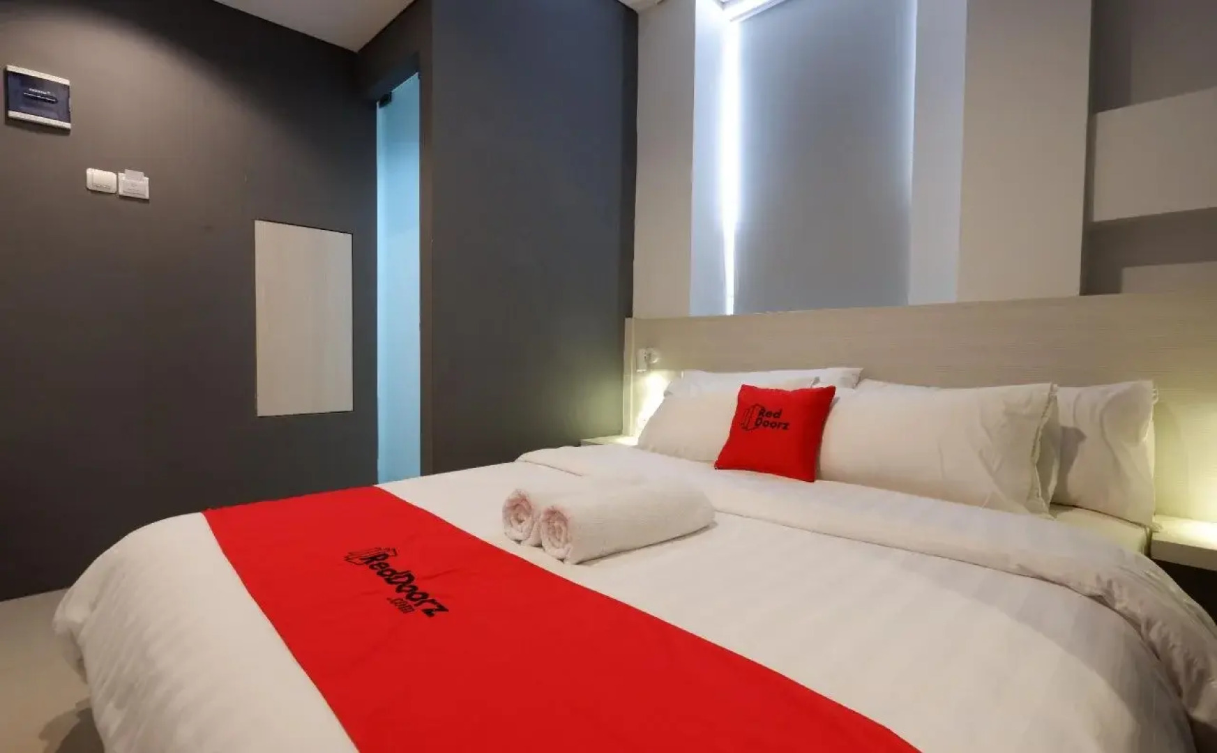 RedDoorz Plus near Ciputra Mall Simpang Lima