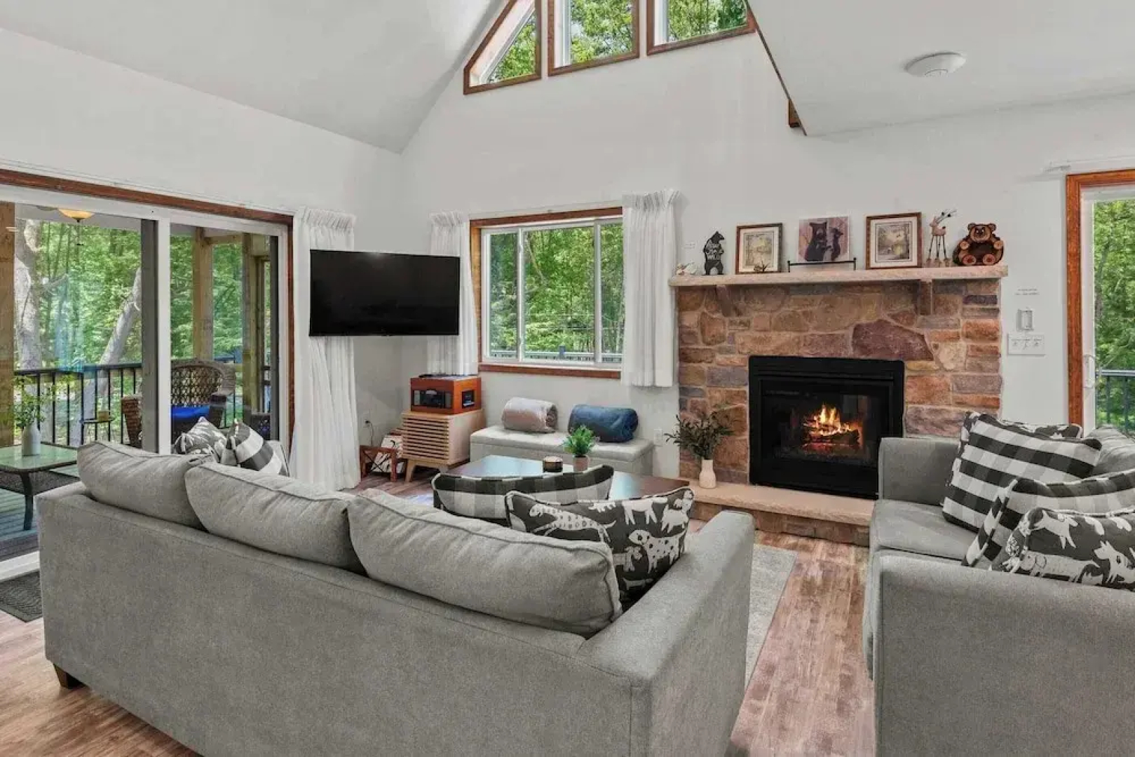 Maple Oasis by Avantstay Newly Built w/ Hot Tub, Game Room & Fire Pit