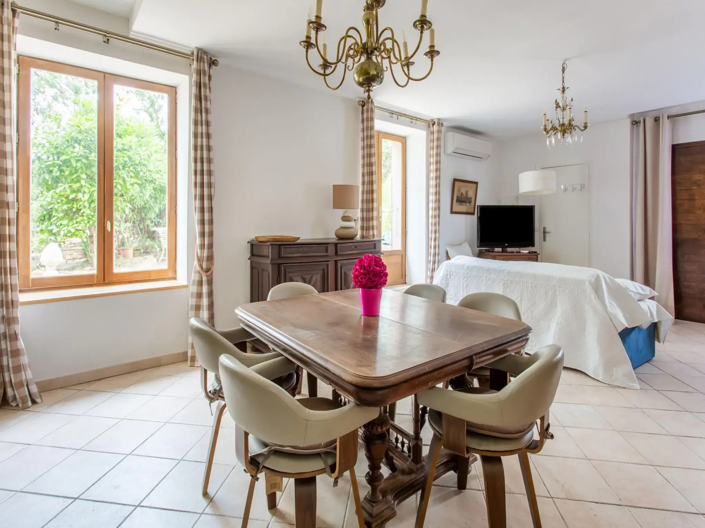 Tranquil holiday home in Cébazan with private pool
