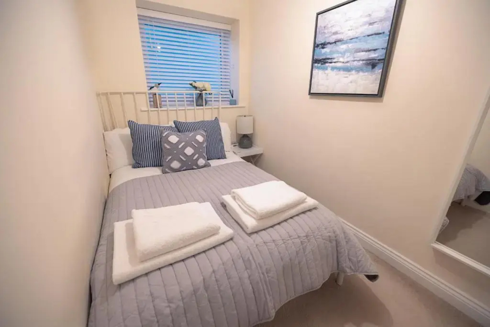 Stylish Brixham Apartment - Newly decorated - Free on street parking