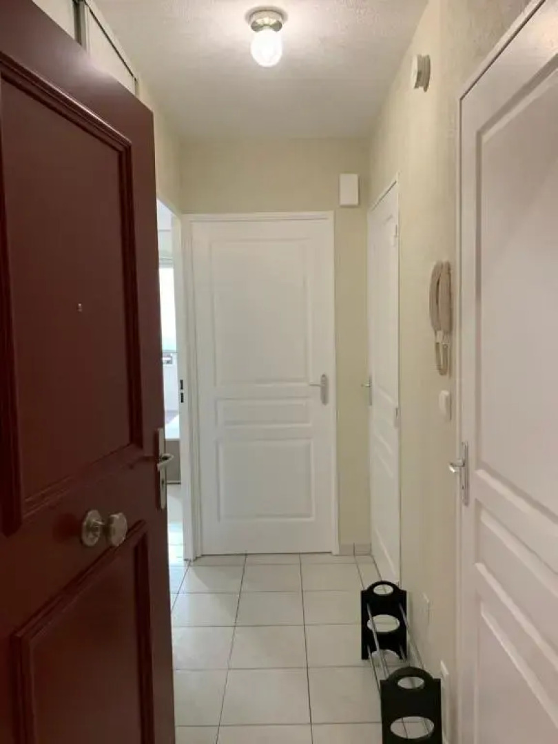 F2 rénové,lumineux avec balcon,parking et piscine