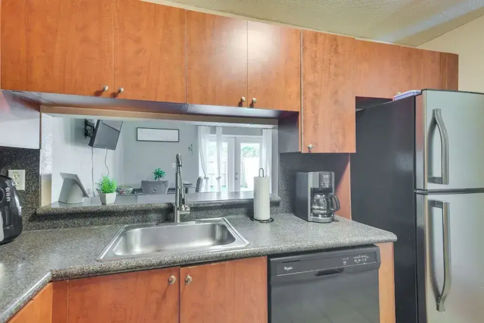 Opa-locka Townhome, 15 Mi to Miami Beach!