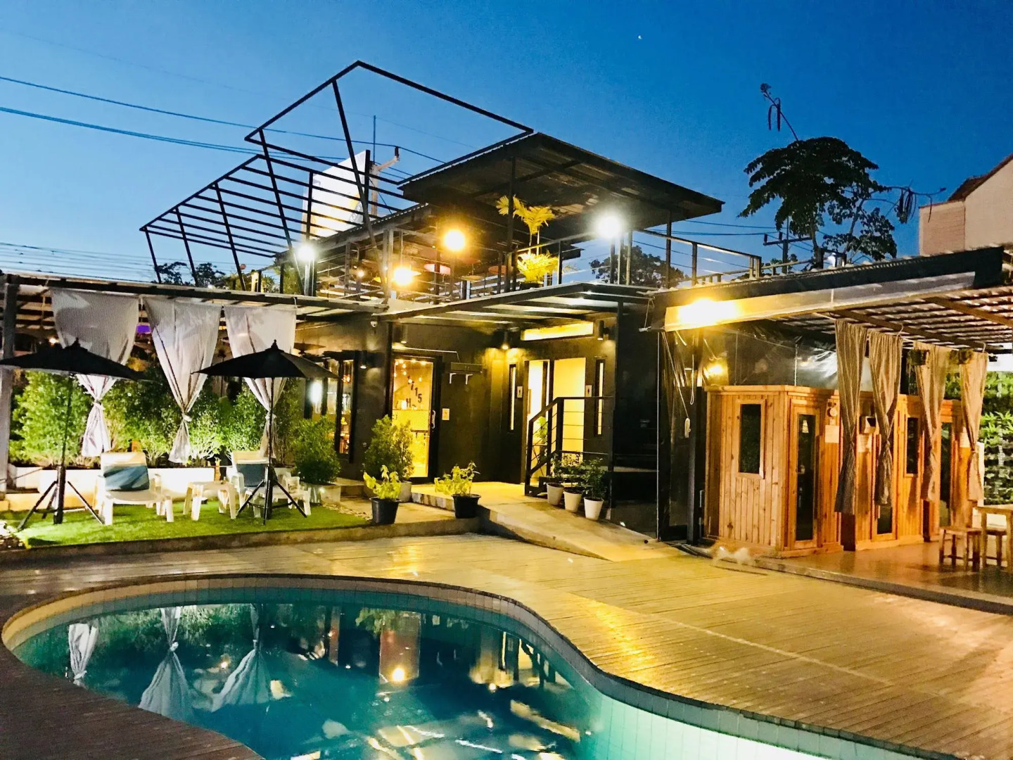 1715 House - White Rhino