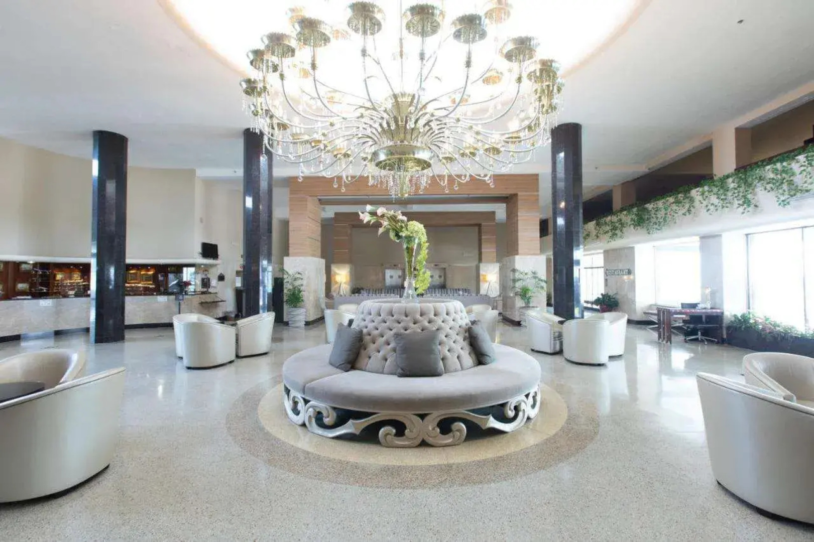 Sherry Frontenac Oceanfront Hotel