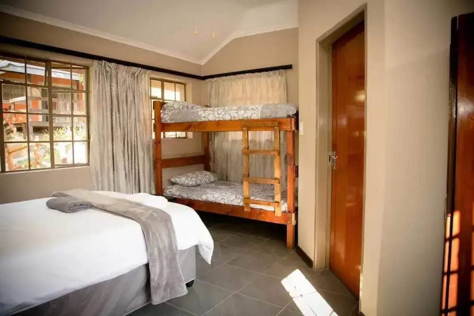 Lidwala Lodge - Hostel