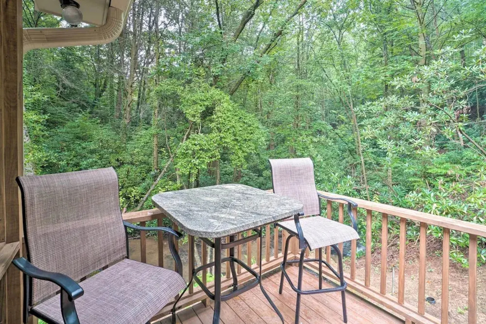 Hootenanny at Horton Creek: Creekside Escape!