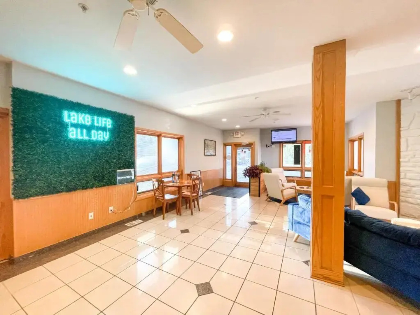 Lake Bluff Inn and Suites