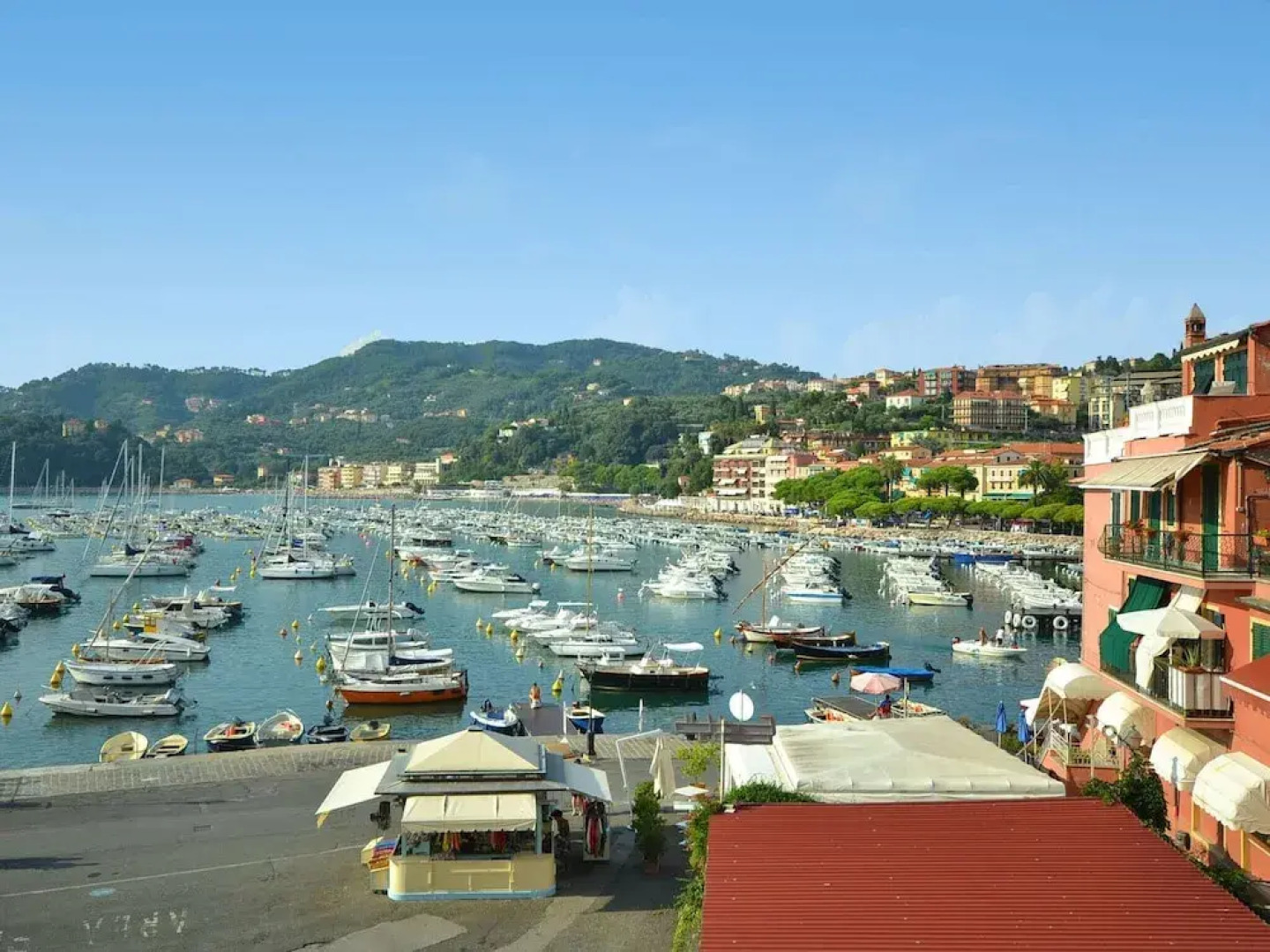 20 km from the 5 Terre, in a small town, 3-room apartment, terrace with view