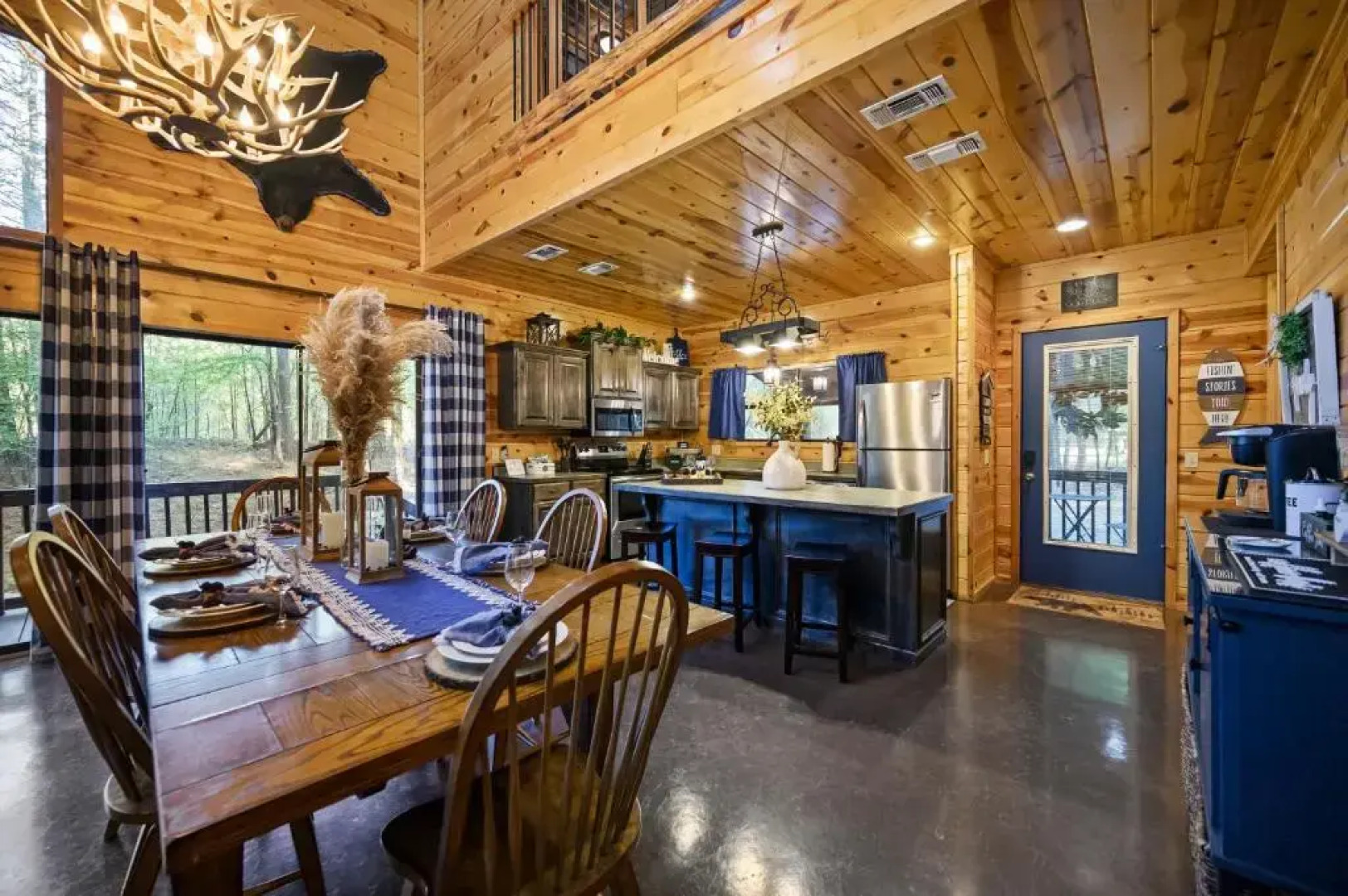 Hickory Bear - Secluded Cabin, Sleeps 10, New Hot Tub, Fire Pit, Arcade, Foosball Table & Deck Slide