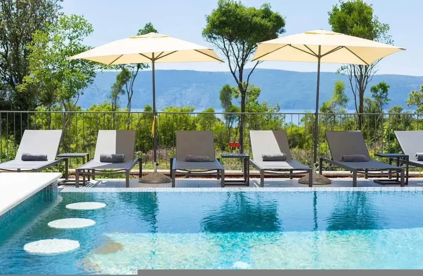 Villa Lord With Heated Pool Jacuzzi and Sauna