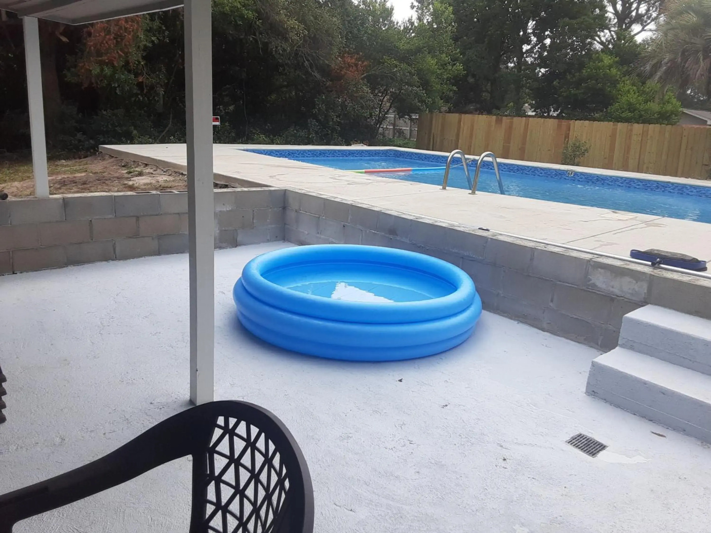 House with private swimming pool 3-6-8 f deep