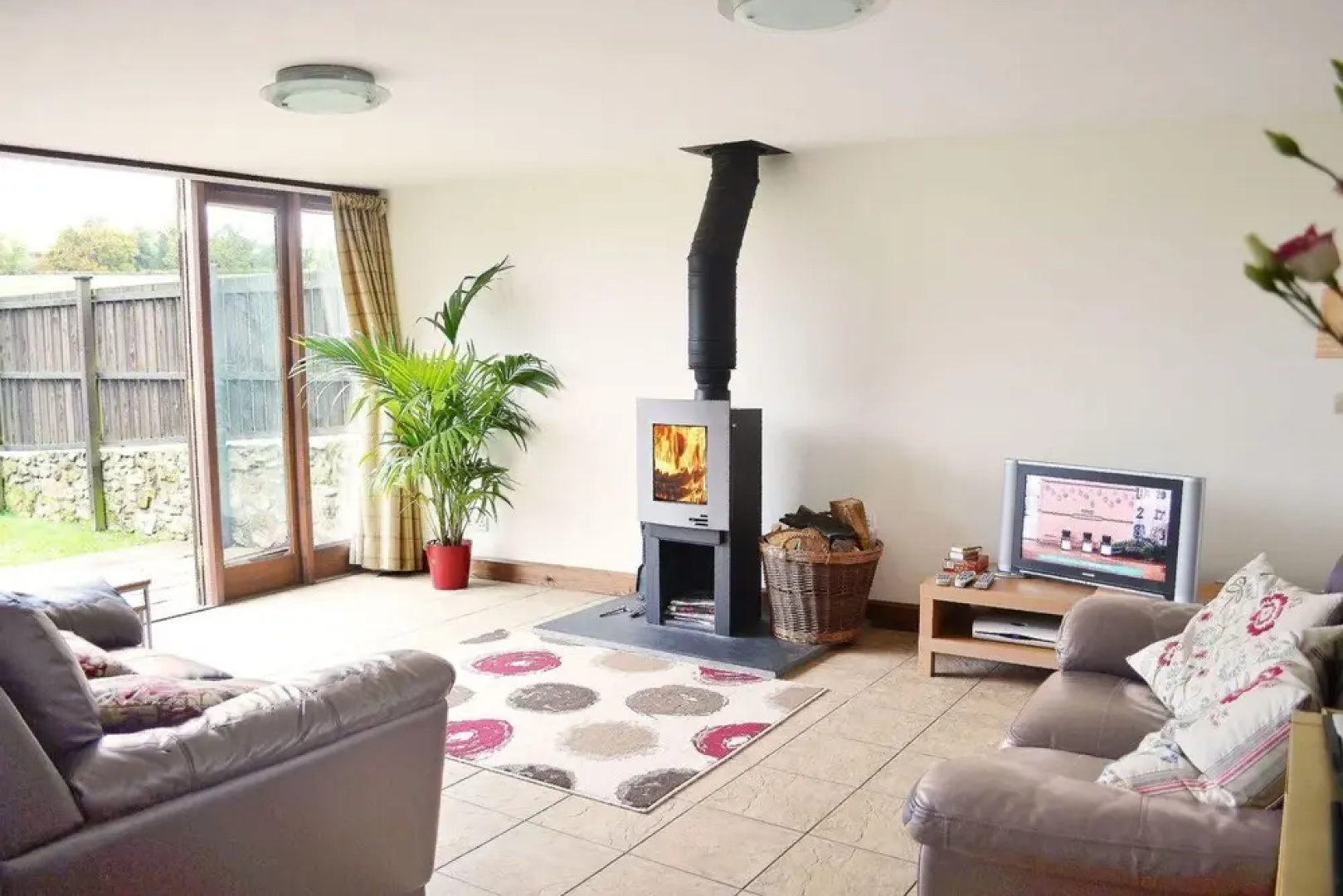 A beautiful conversion of a 400-year-old threshing barn. Pet-friendly.