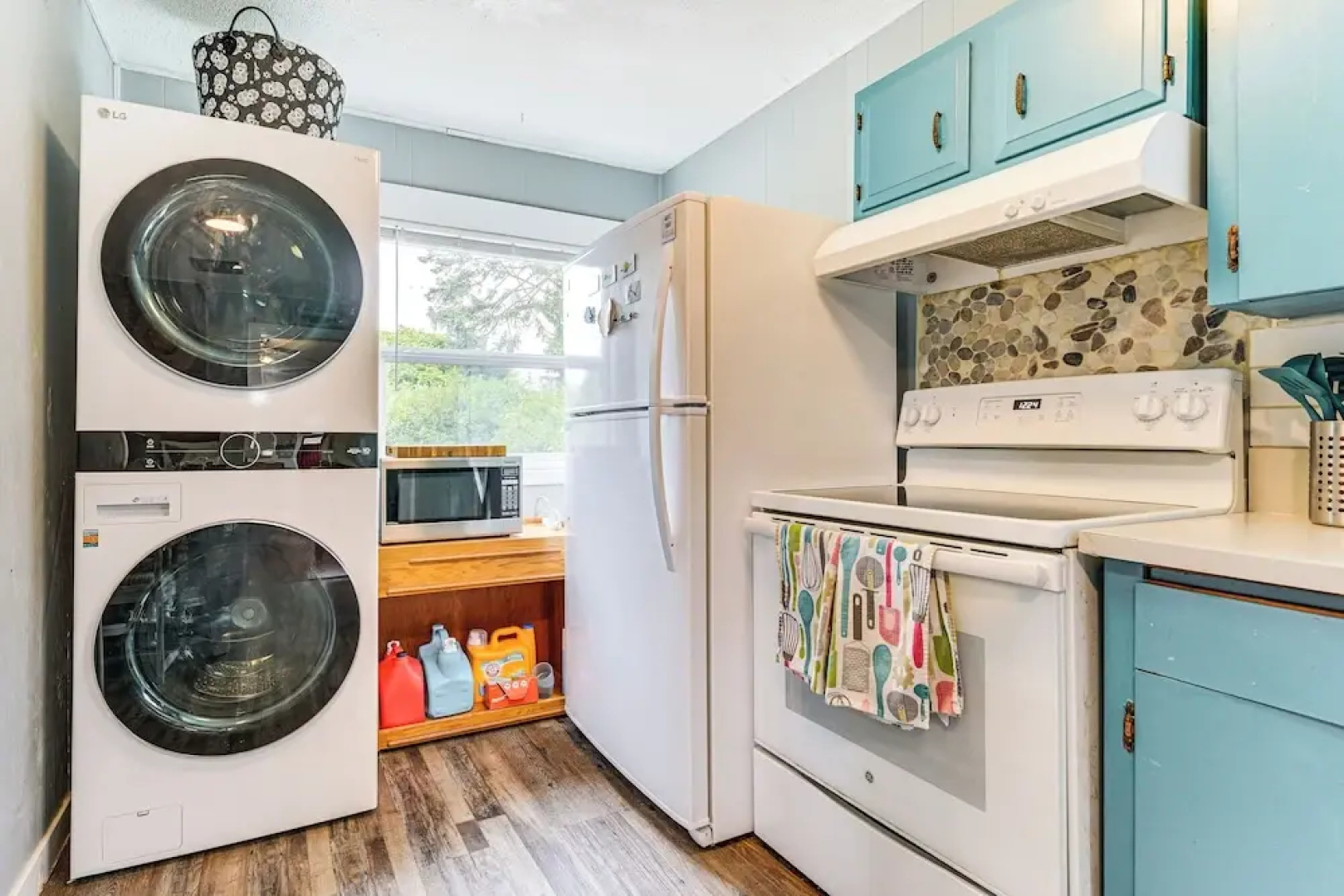 Walk to Beach: Charming Home - 3 Mi to Seabrook