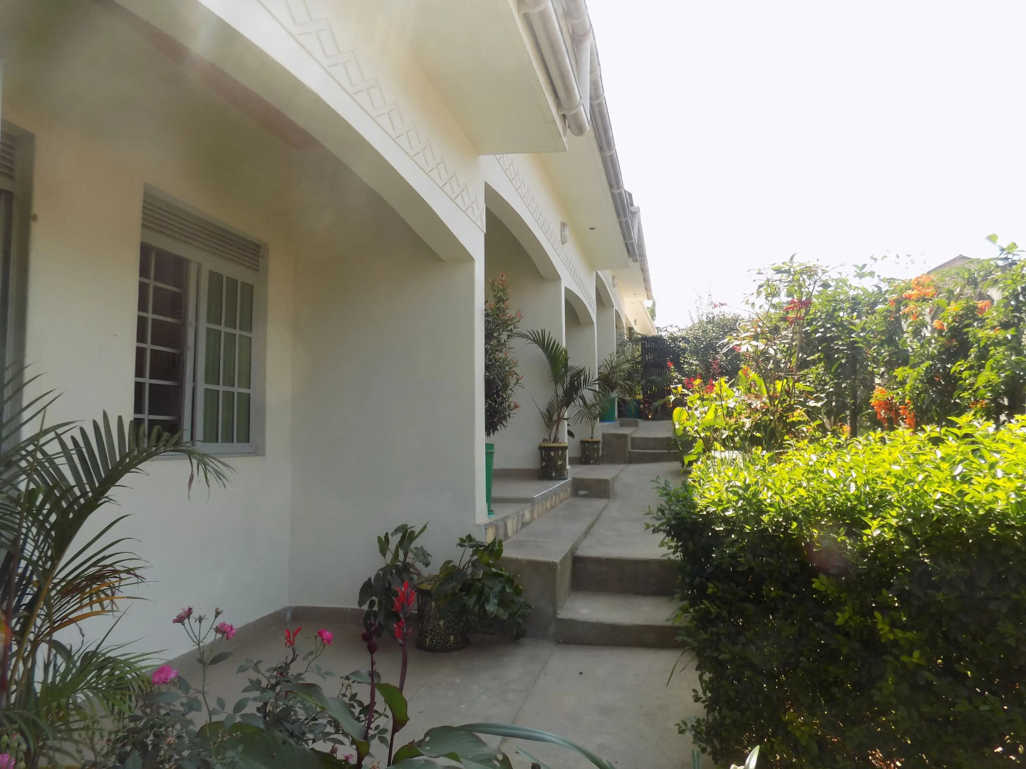 Deluxe Hotel - Ishaka