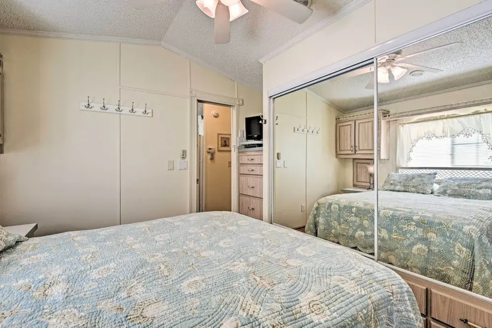 Bright Home: Pool Access & Screened-in Porch!