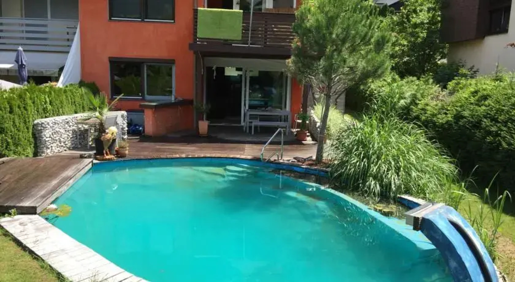 Haus mit Badeteich und Blick zum See