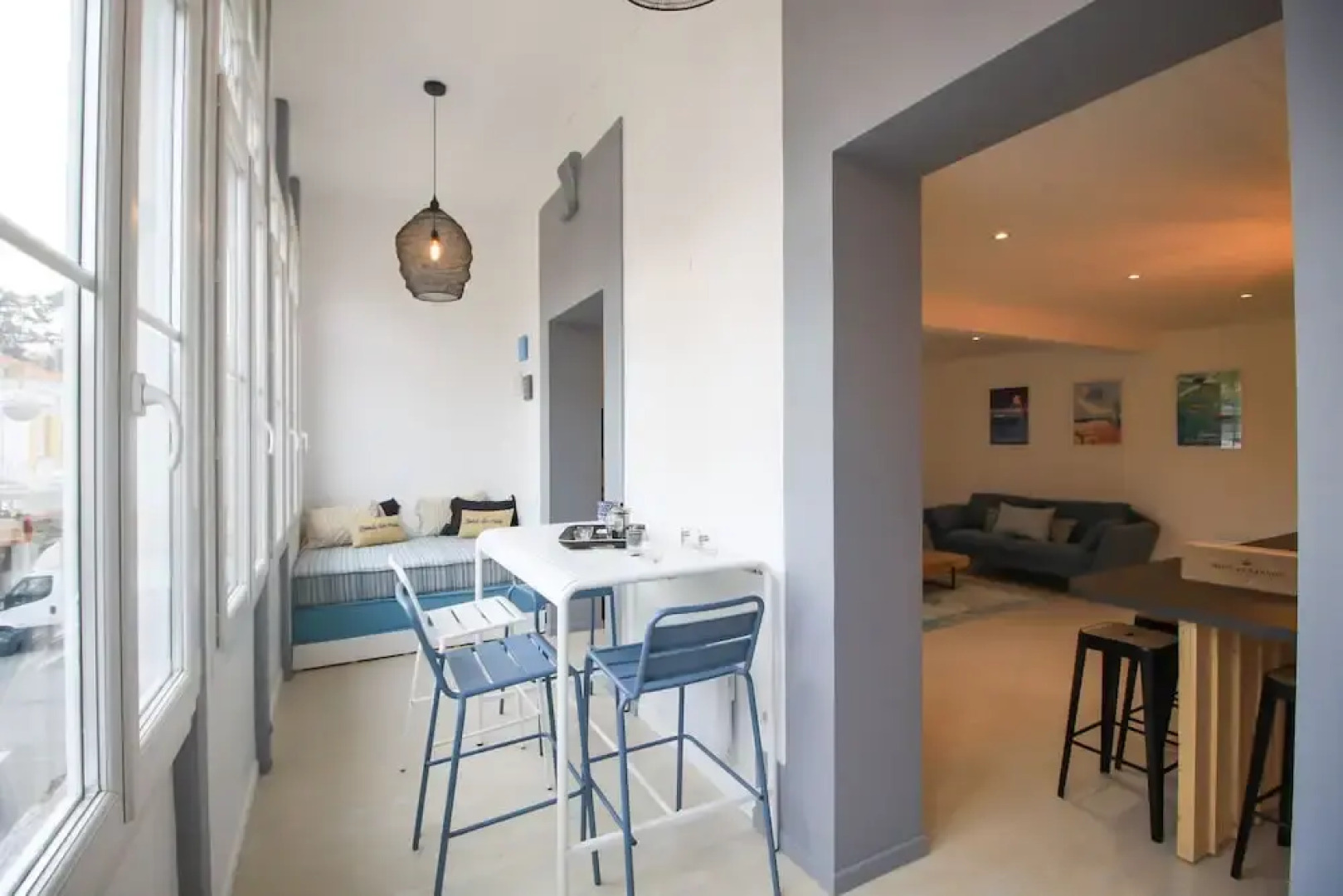 Maison bleue du bassin