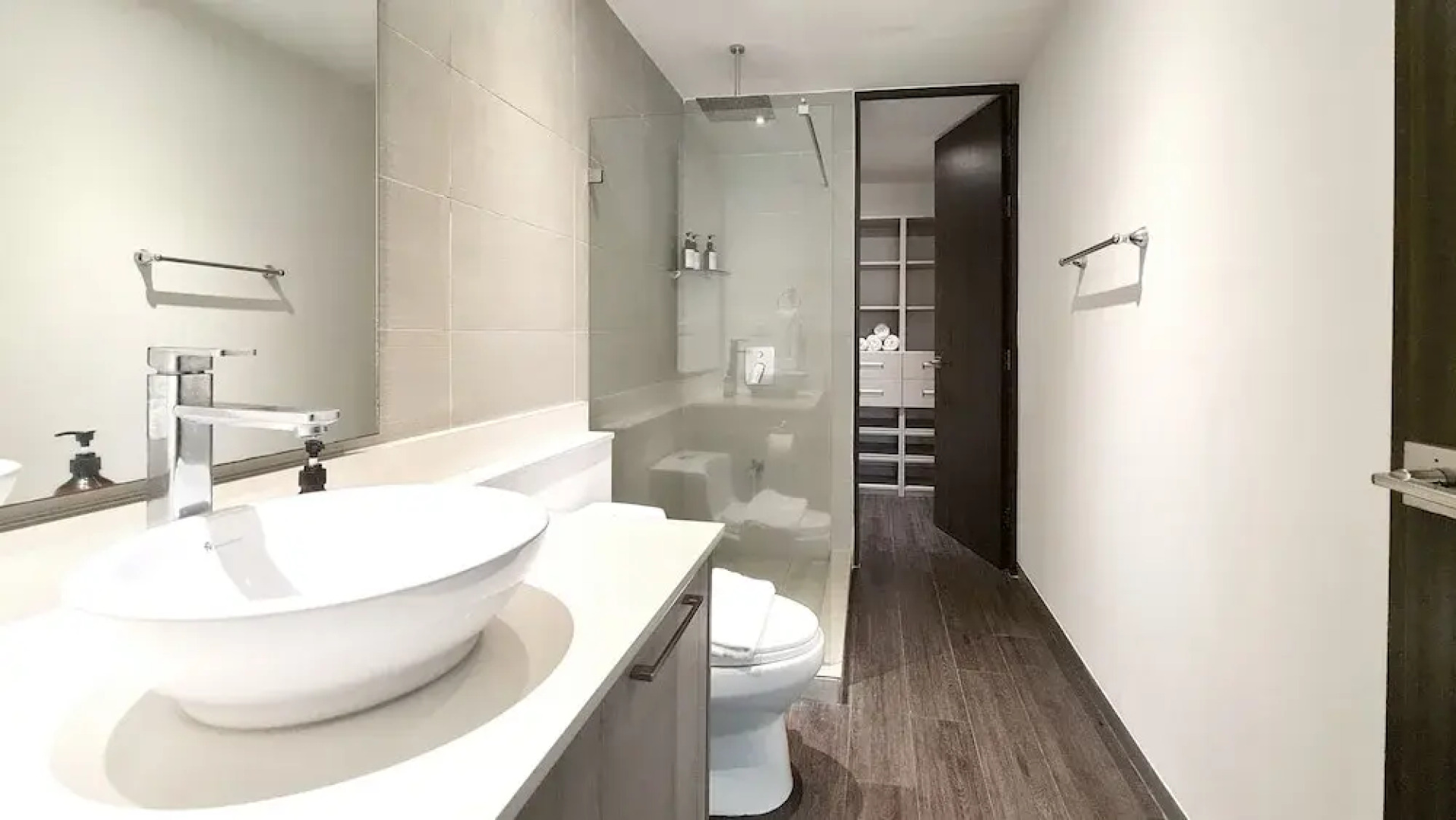 BEE Suites Santa Ana