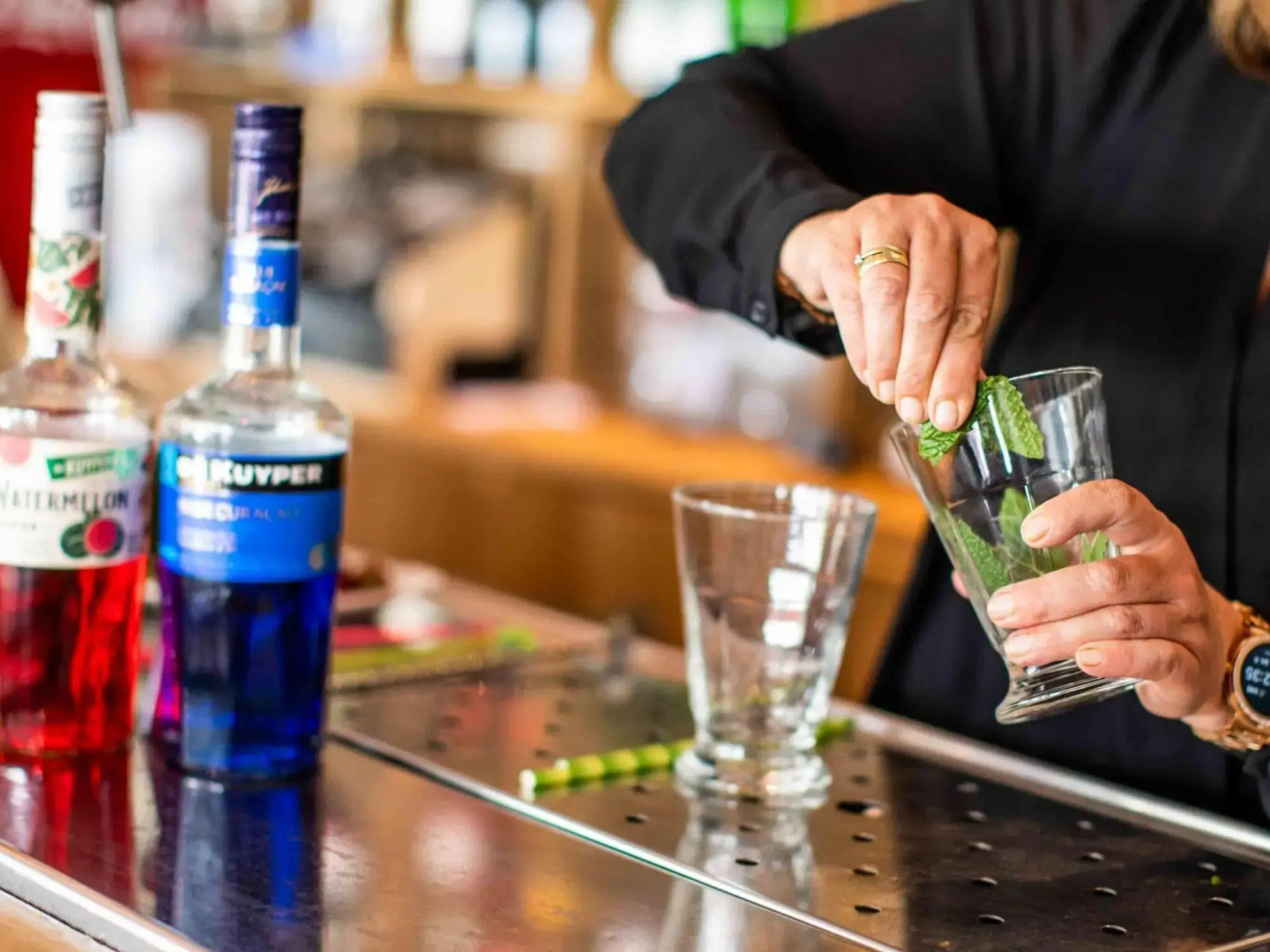 Modern chalet with sauna and spa, on a holiday park in a wetland area