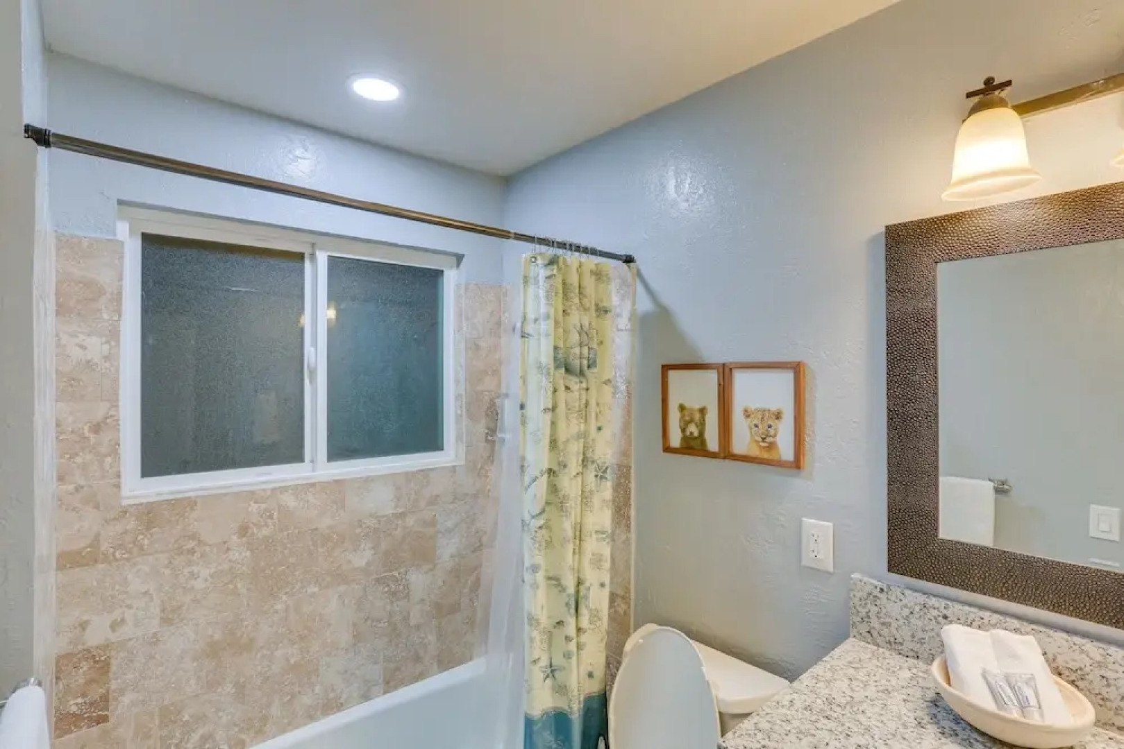 Cabin w/ 2 Decks - 3 Mi to Lake Arrowhead Village!