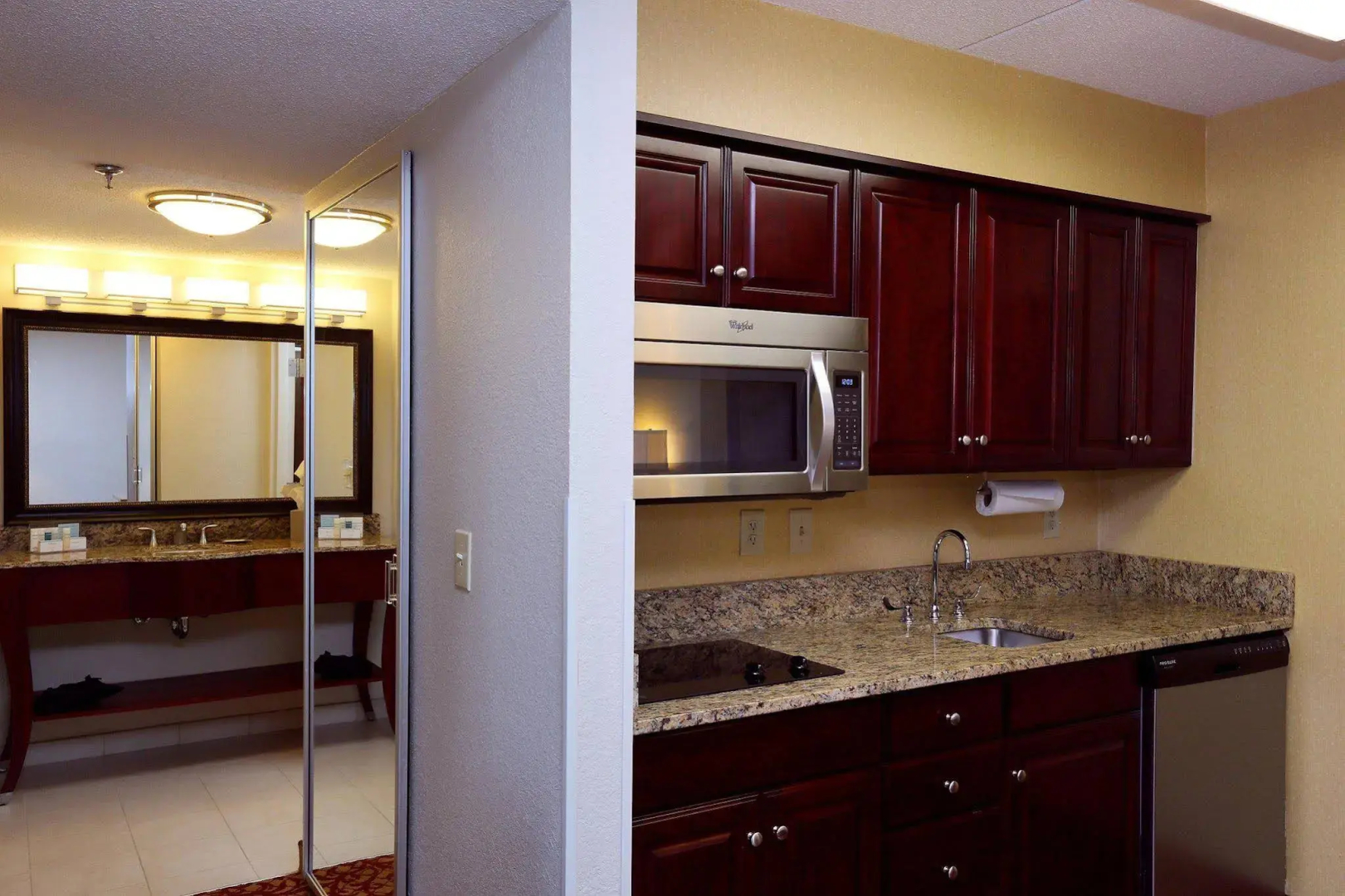 Hampton Inn & Suites Charlottesville-At the University