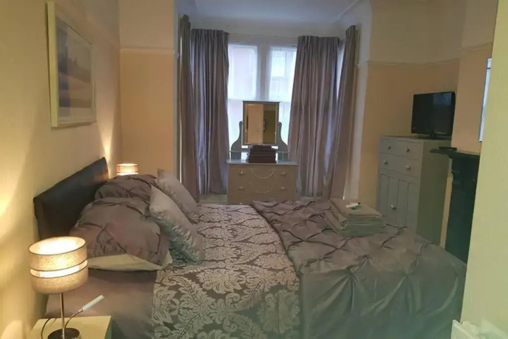 Spacious & Cozy Mid Wales Town Centre Apartment, With Bike Storage
