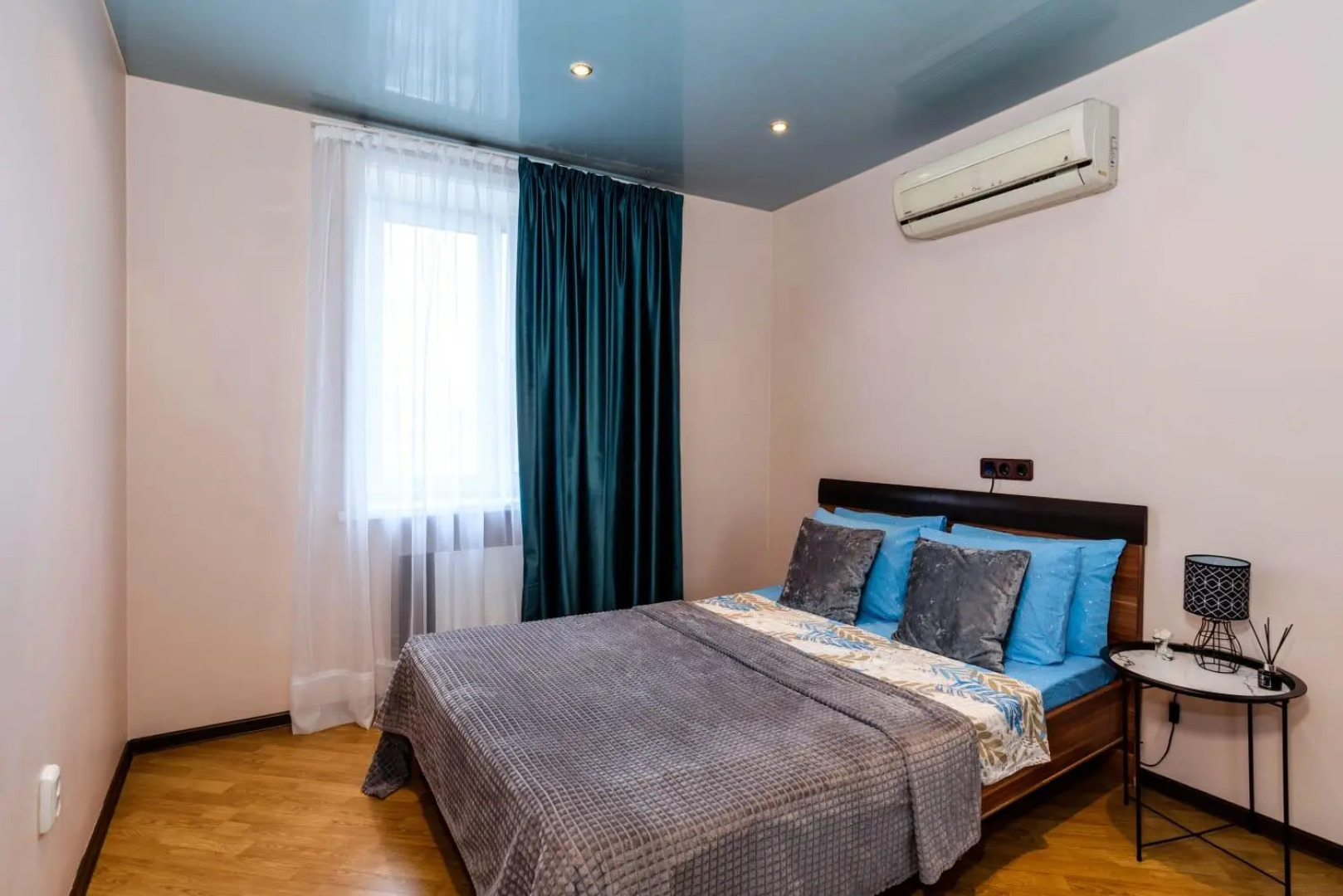 Room Hotel (Рум Хотел) на проспекте Кузнецкстроевский 22