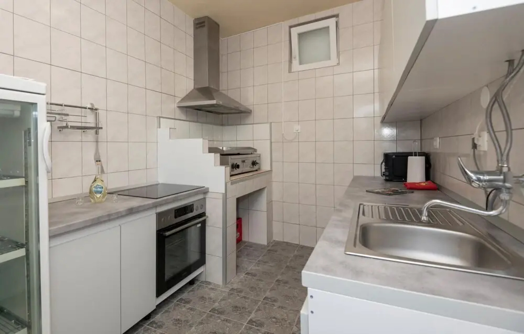 Stunning Home in Bast With 4 Bedrooms, Jacuzzi and Wifi