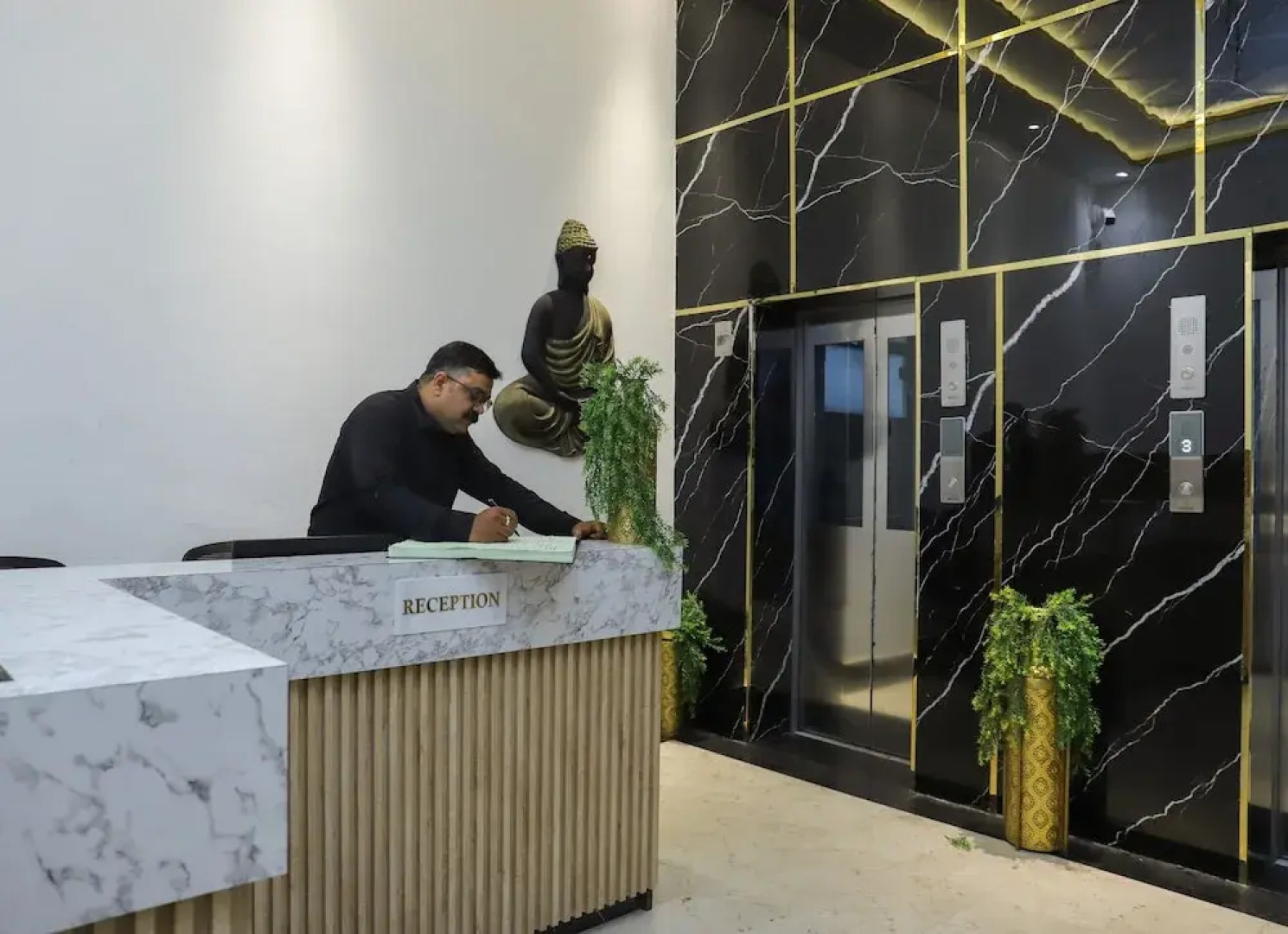 Hotel Gulmohar Plaza By Auroville Ent