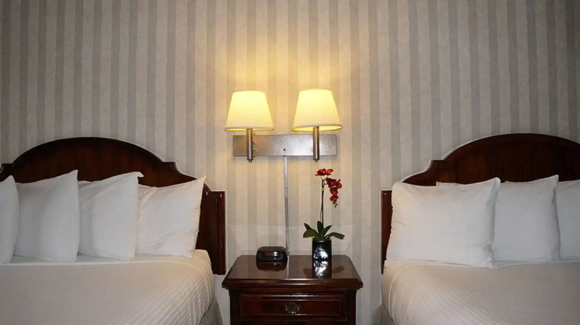 Emerald Dolphin Inn & Mini Golf