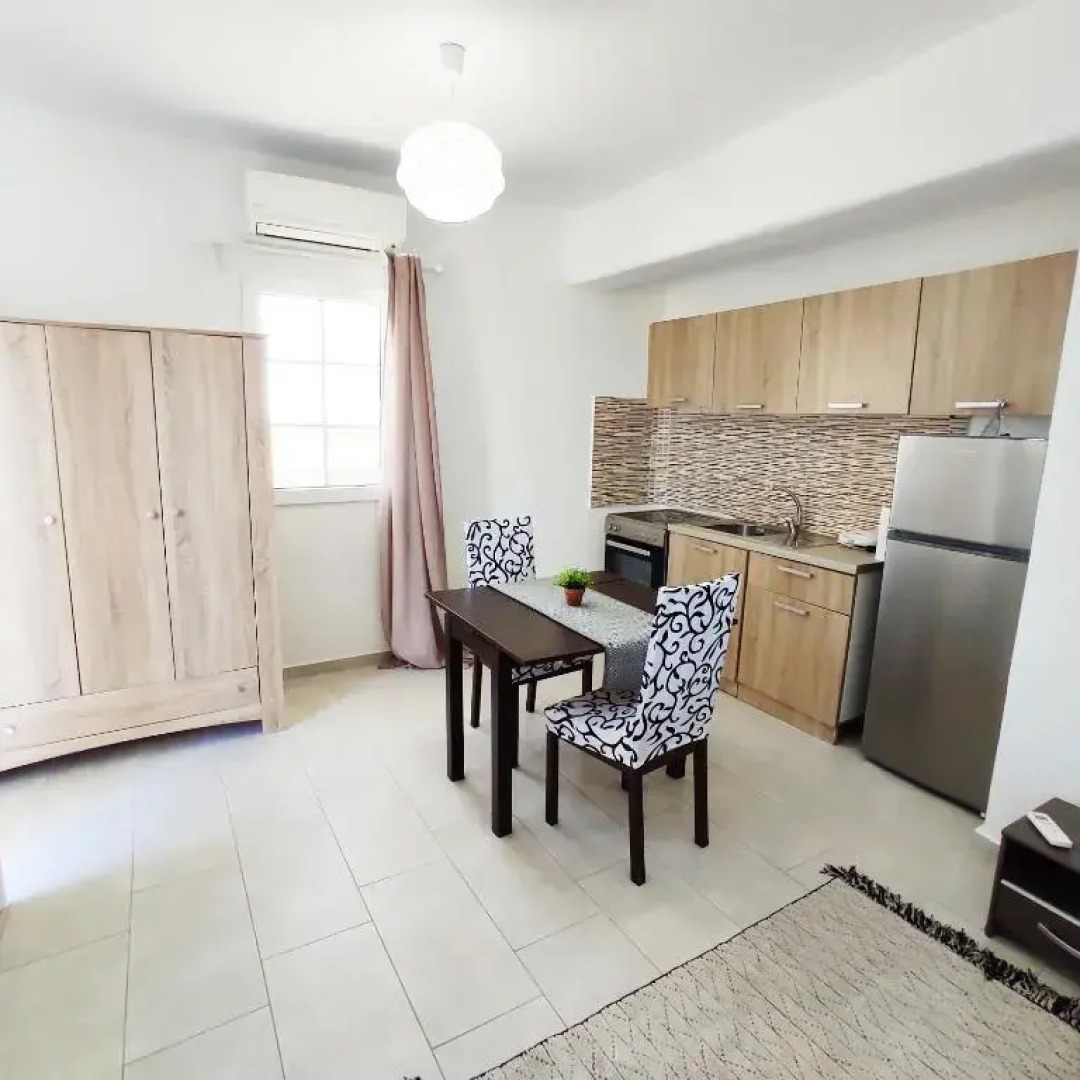 Avalon cosy apartments Kiku studio for 2 with shared swimming pool