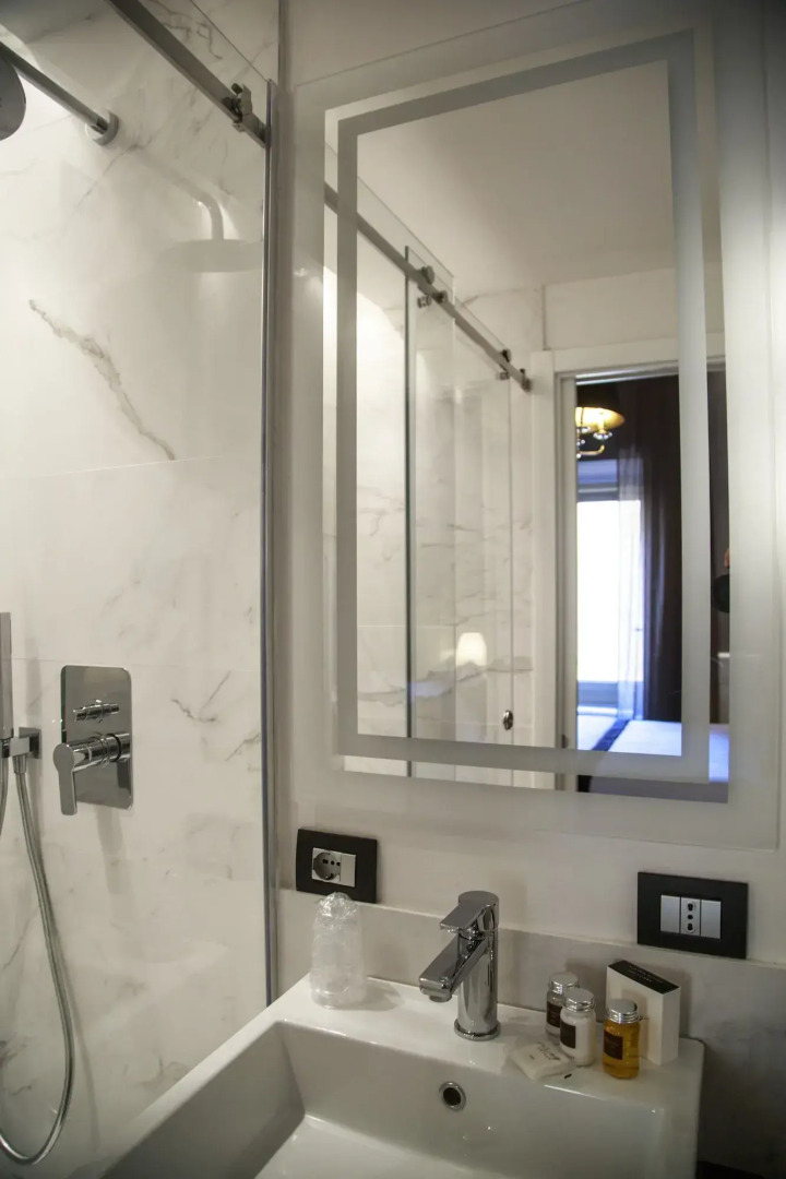 Отель The Independent Suites