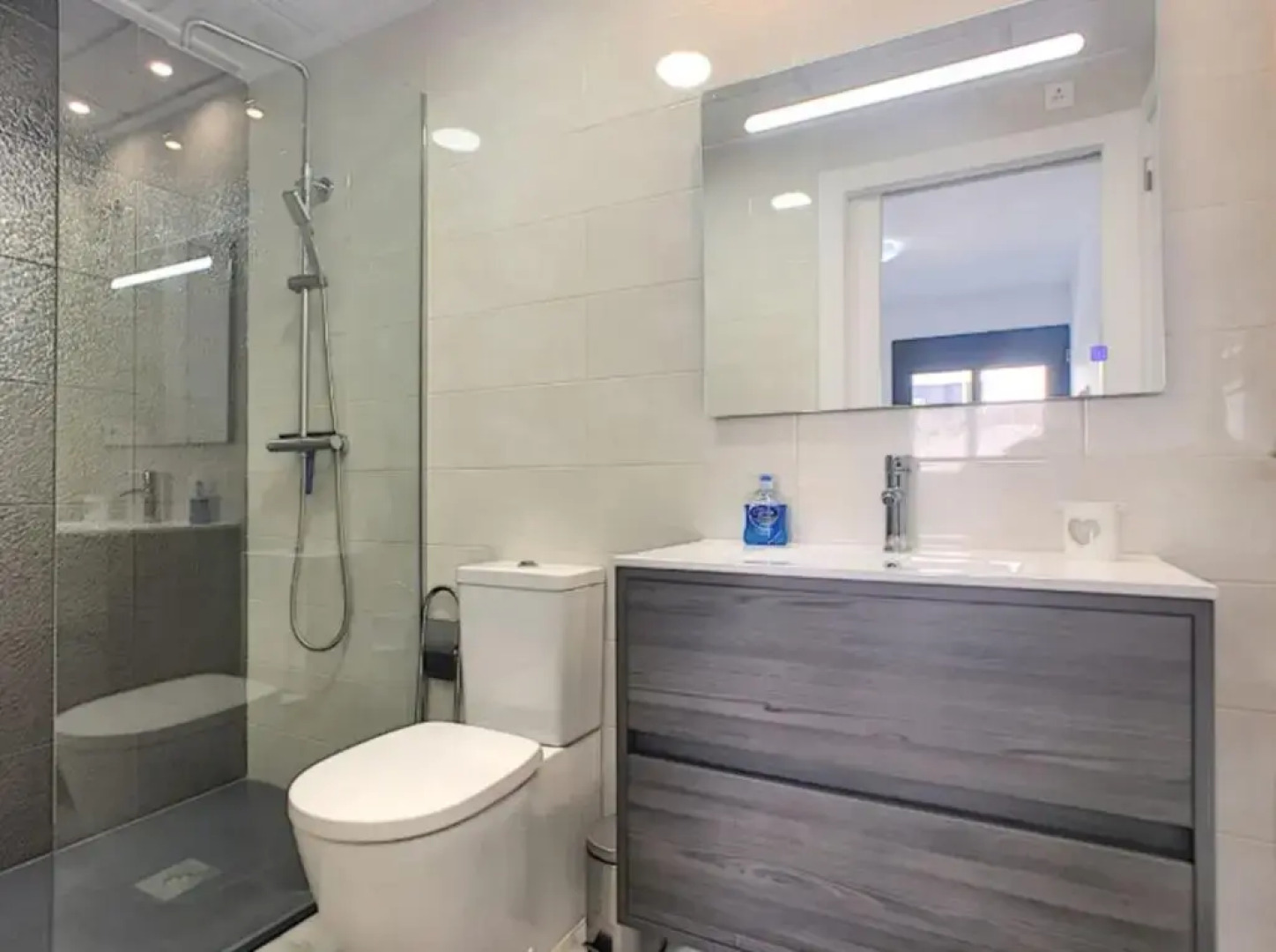 New Modern Immaculate 2 Bed 6 guestApartment Bobby