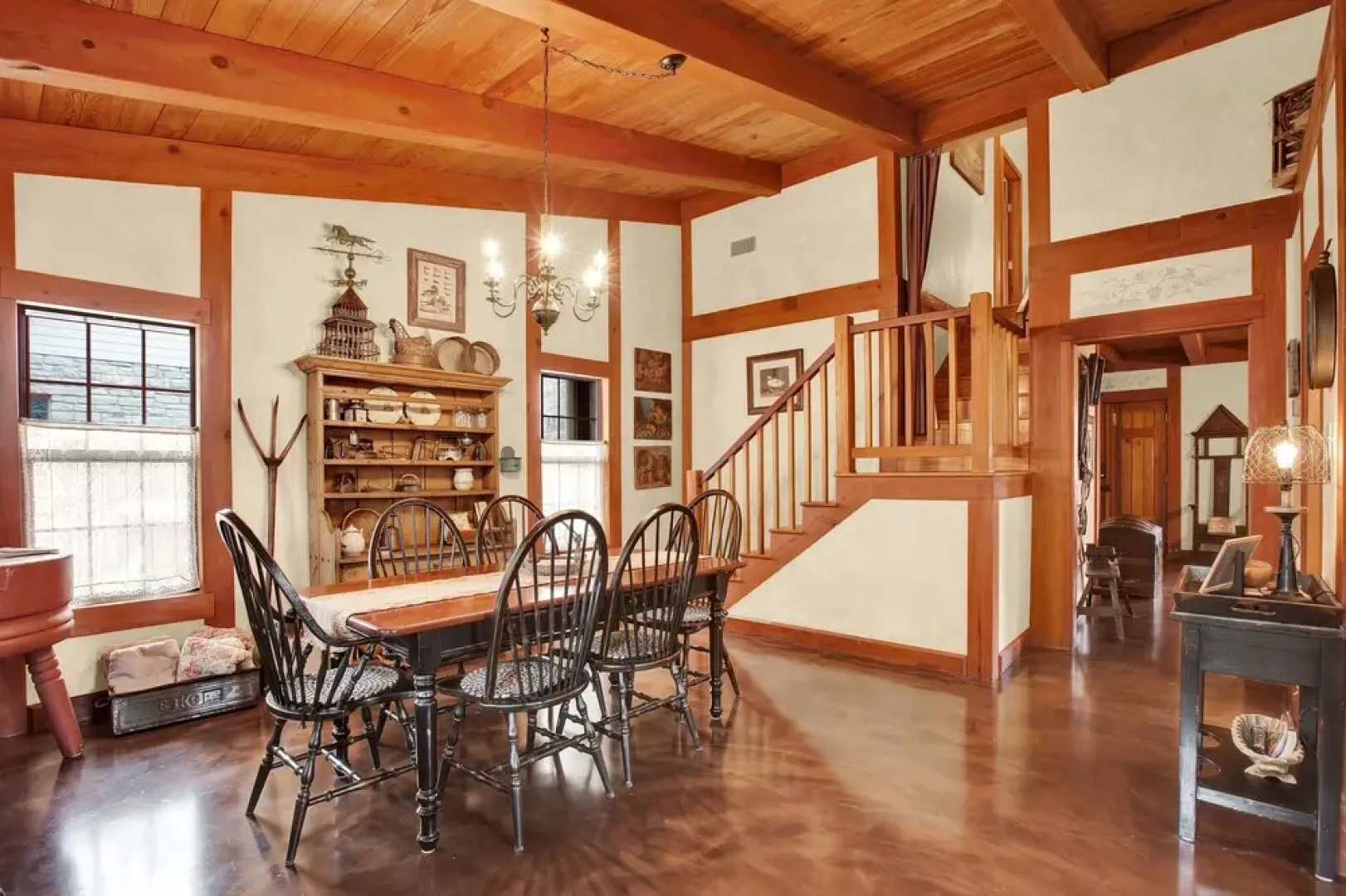 Luxury&location! 1 Blk to Main St W/hottub&firepit