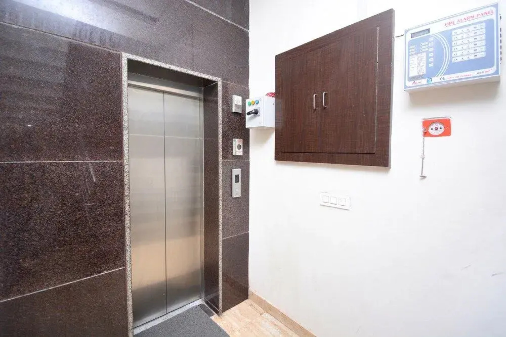 OYO 28282 Hotel J J Crown