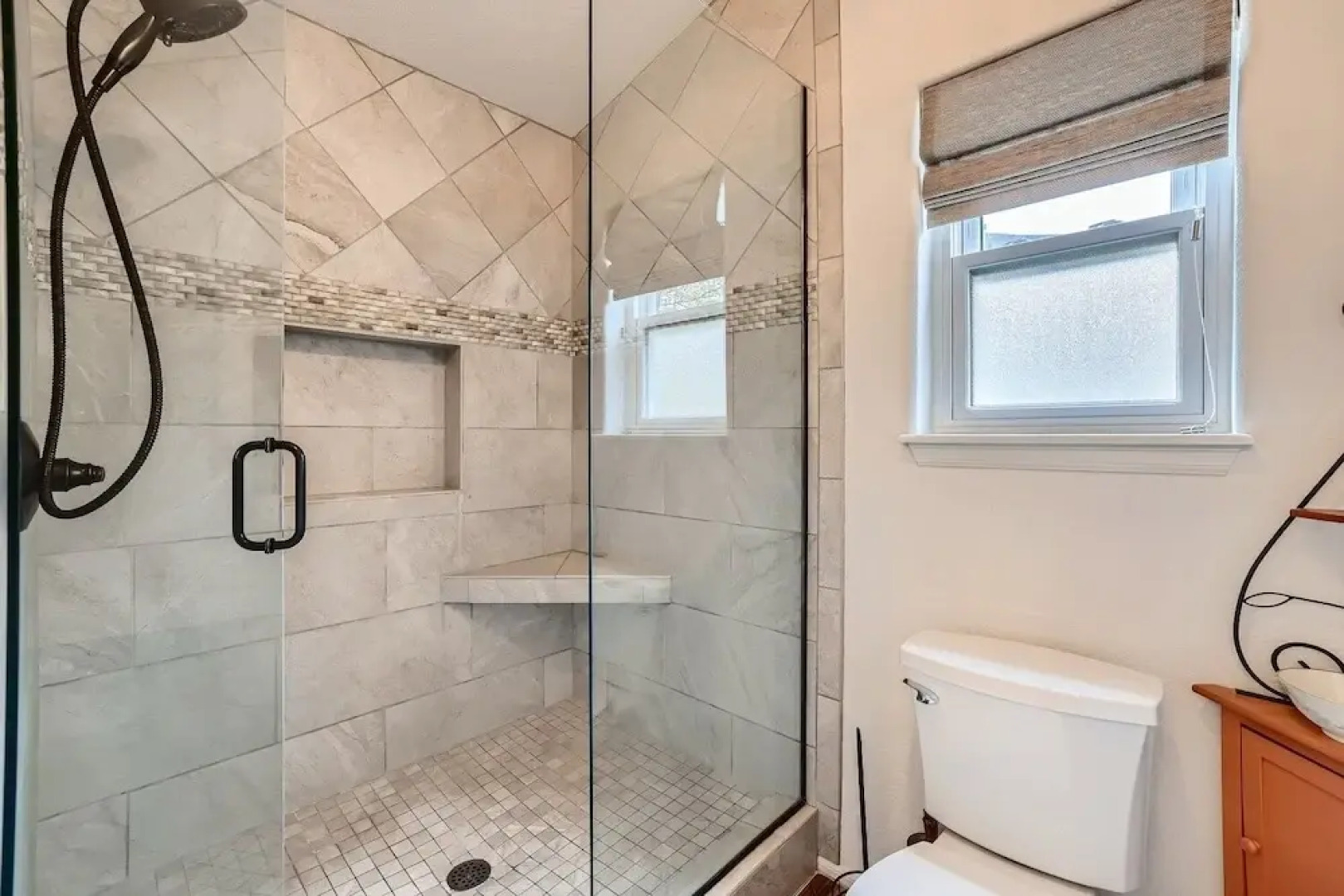 2 Bedroom PLATINUM Vacation Paradise! Hot Tub,Kick back in Style! 2 Home by RedAwning