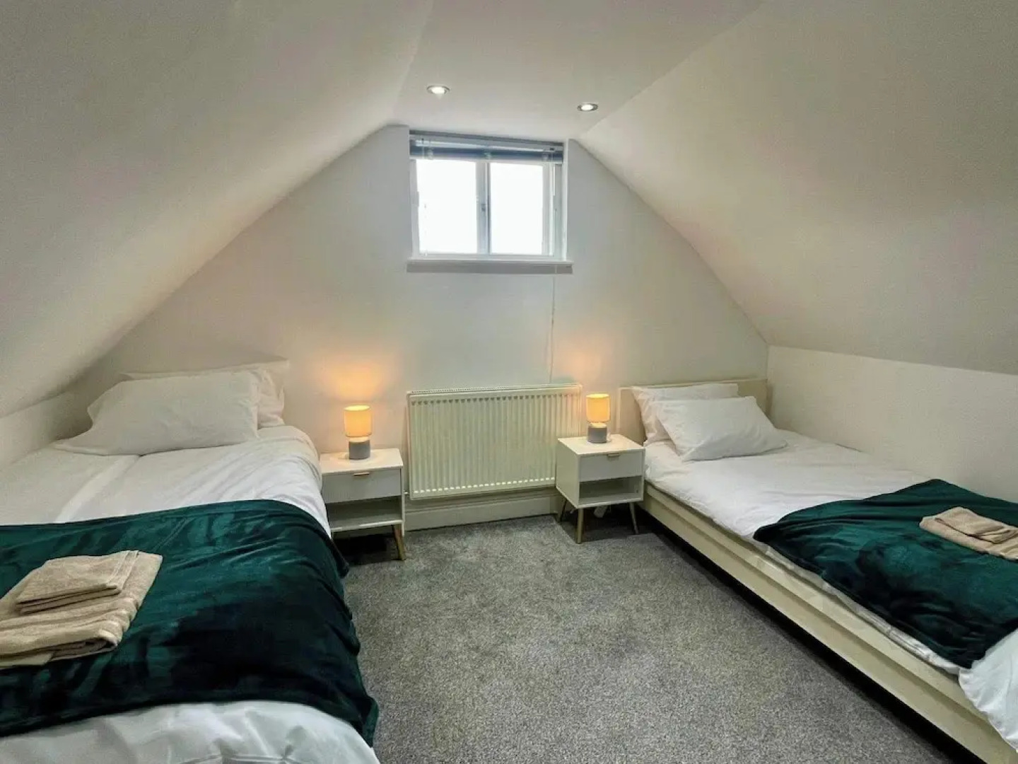 Spacious 4-bed House - Sleeps 11, Garden & Parking