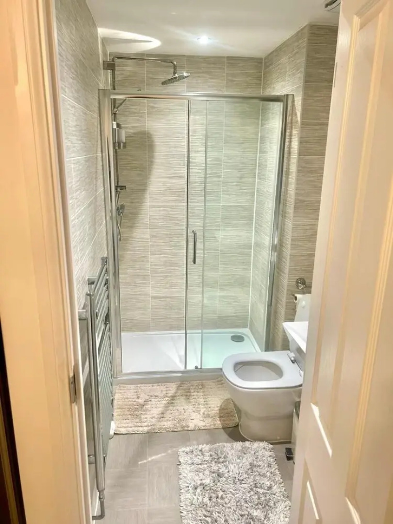 High END Spacious 4 Bed House - Free Parking