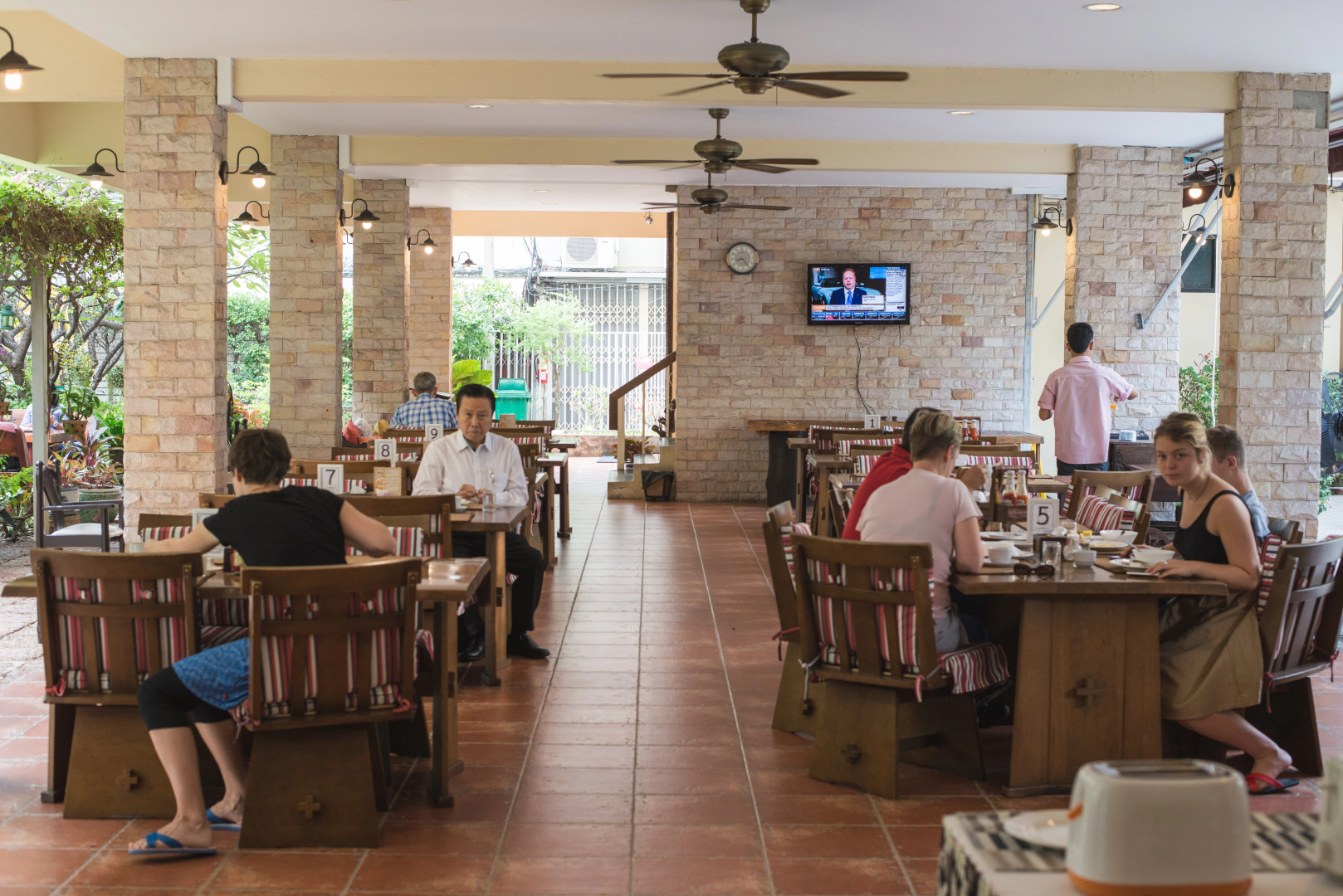 Feung Nakorn Balcony Rooms and Cafe