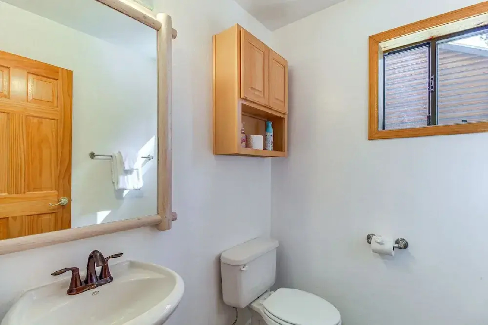 Pet-friendly Cabin w/ Fire Pit in Pinetop!