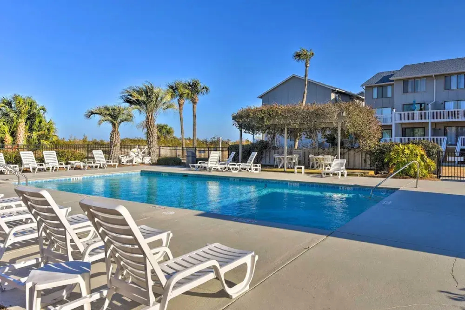 St Helena Island Vacation Rental: Walk to Beach!